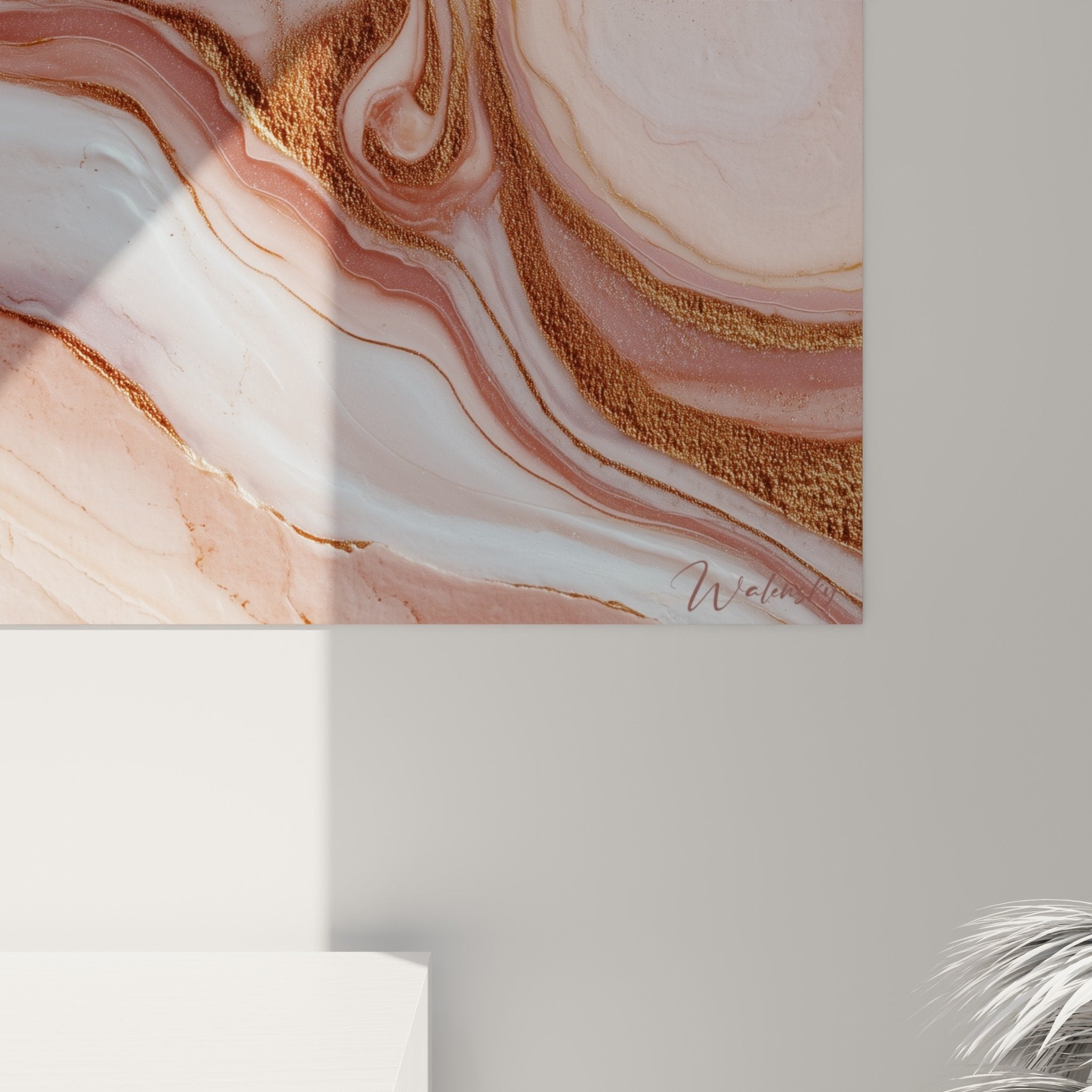 Vue d'ensemble tableau marbre abstrait rose et or dans intérieur contemporain éclairage naturel