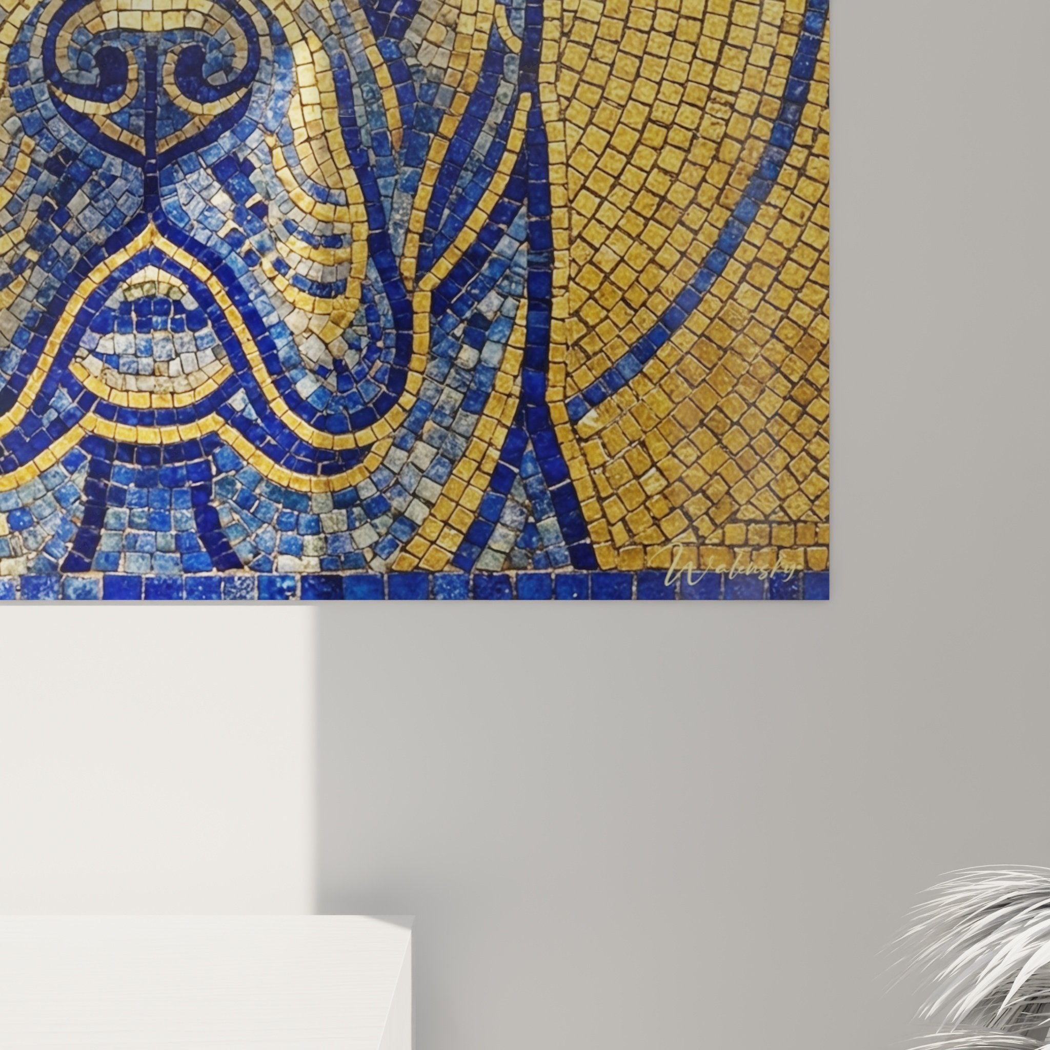Vue d'ensemble mosaïque Cane Corso dorée sur mur blanc décoration intérieure raffinée