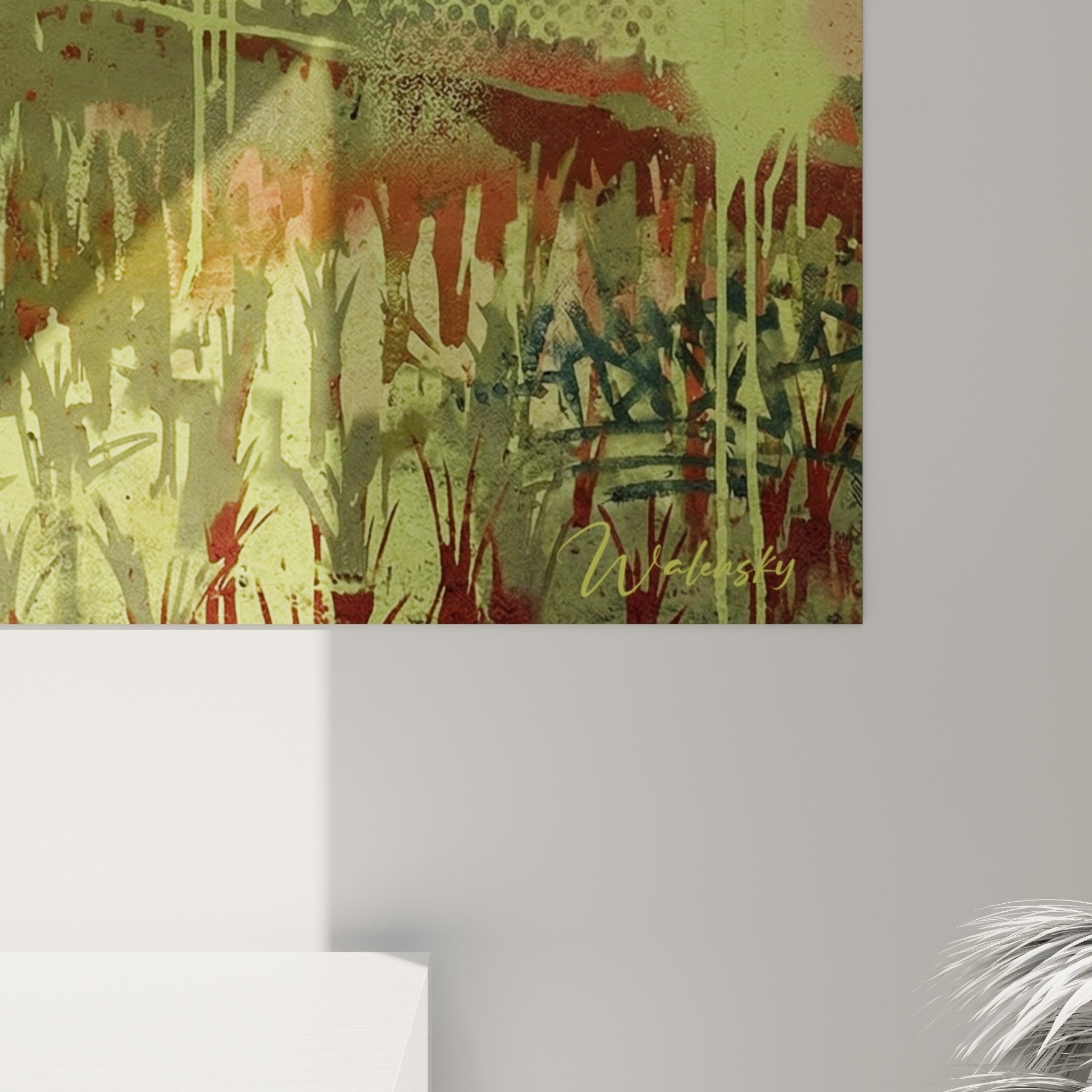 Vue d'ensemble œuvre épouvantail dans paysage de rizières verdoyantes art contemporain