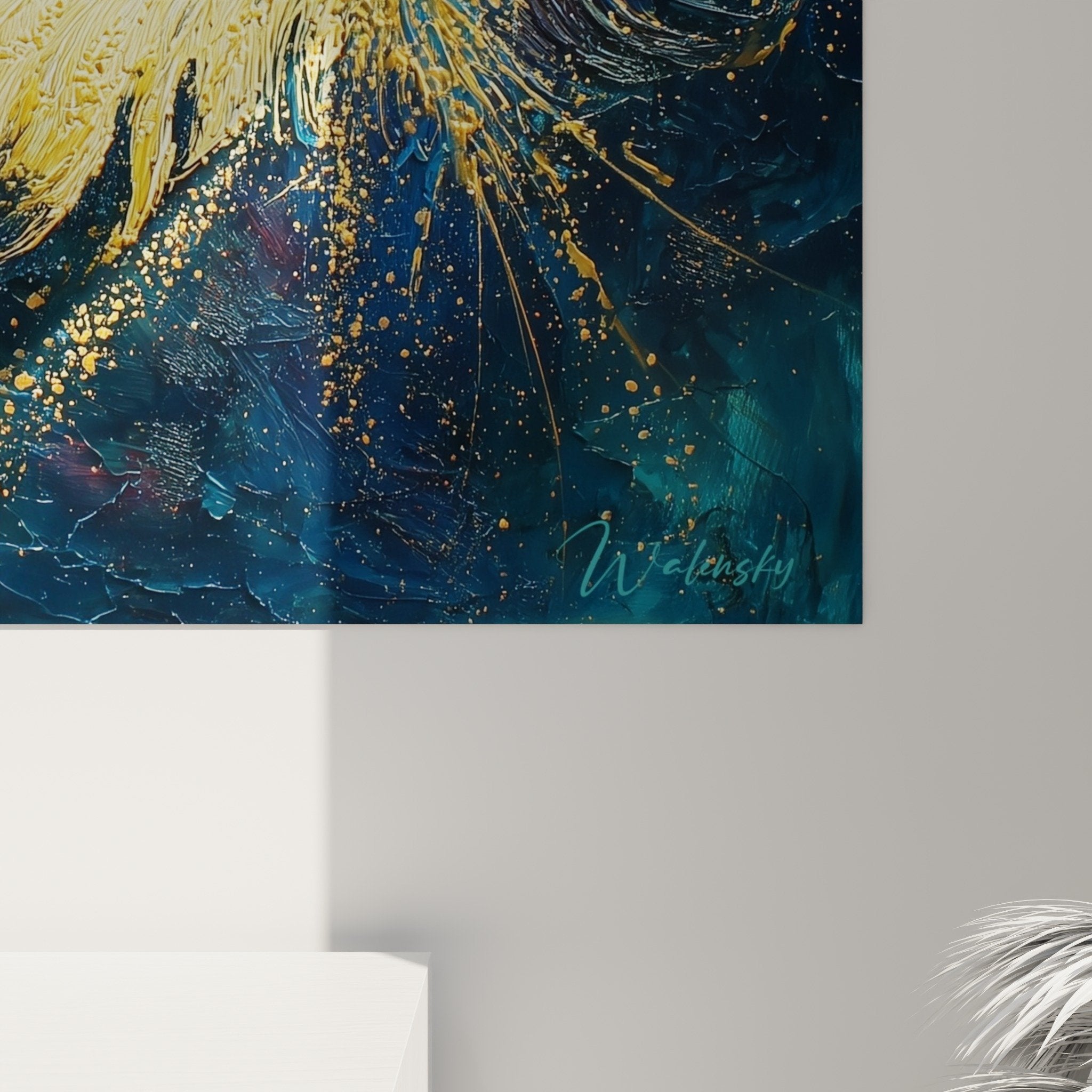vue ensemble tableau plume doree salon moderne decoration murale bleu or