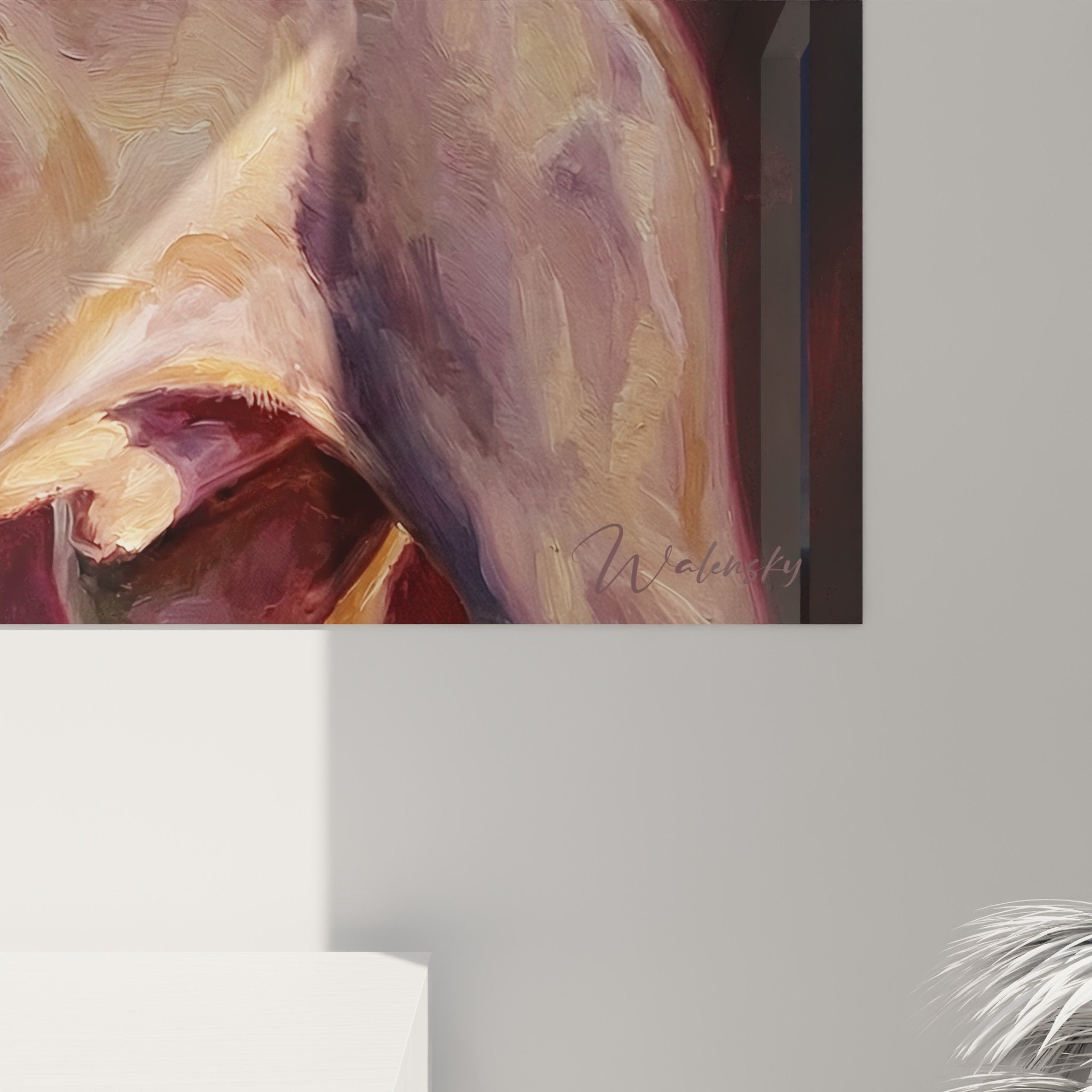 Vue d'ensemble du tableau Braque de Weimar dans intérieur contemporain, portrait canin noble aux tons bordeaux