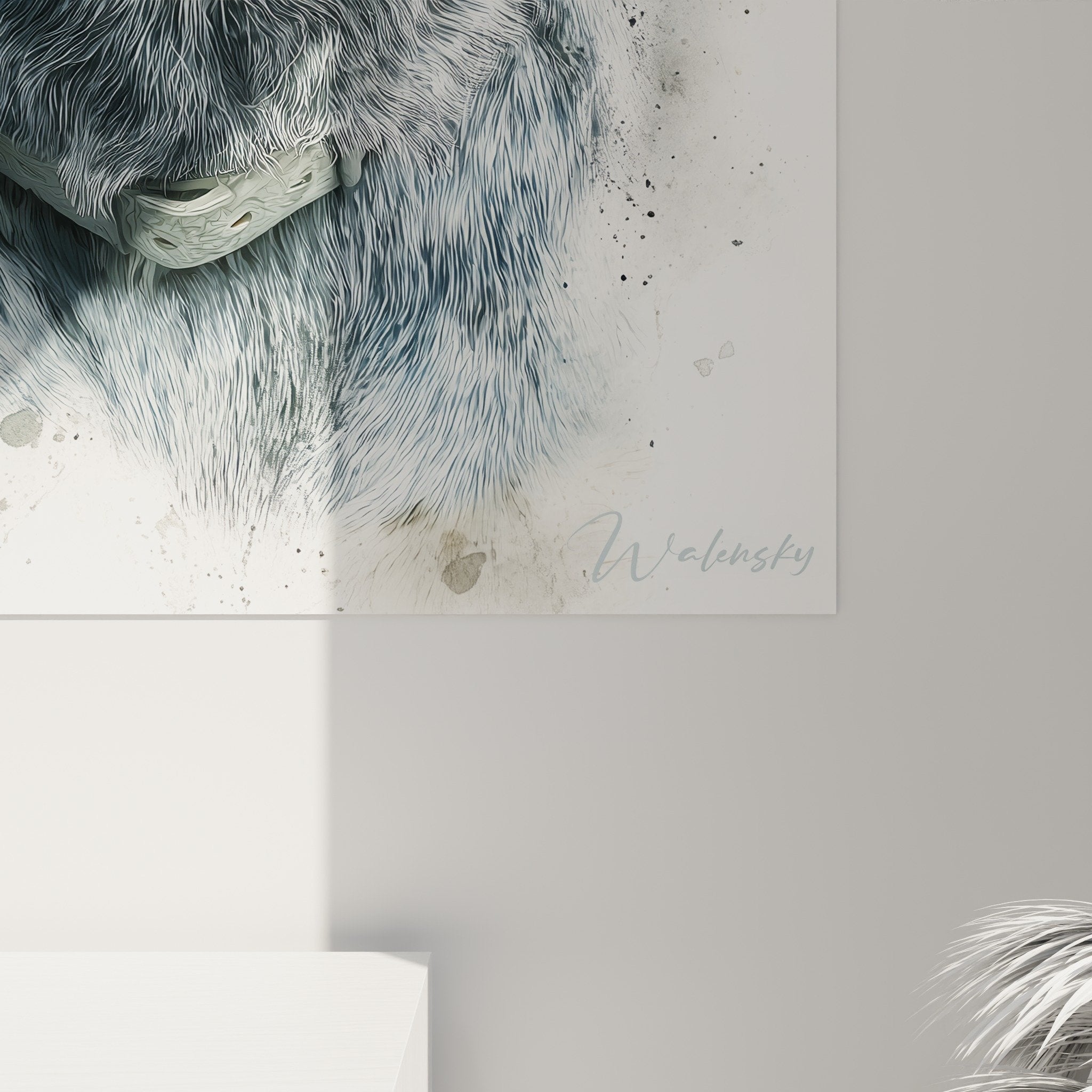 Vue d'ensemble du portrait canin aux nuances cendrées dans un intérieur contemporain avec mobilier clair