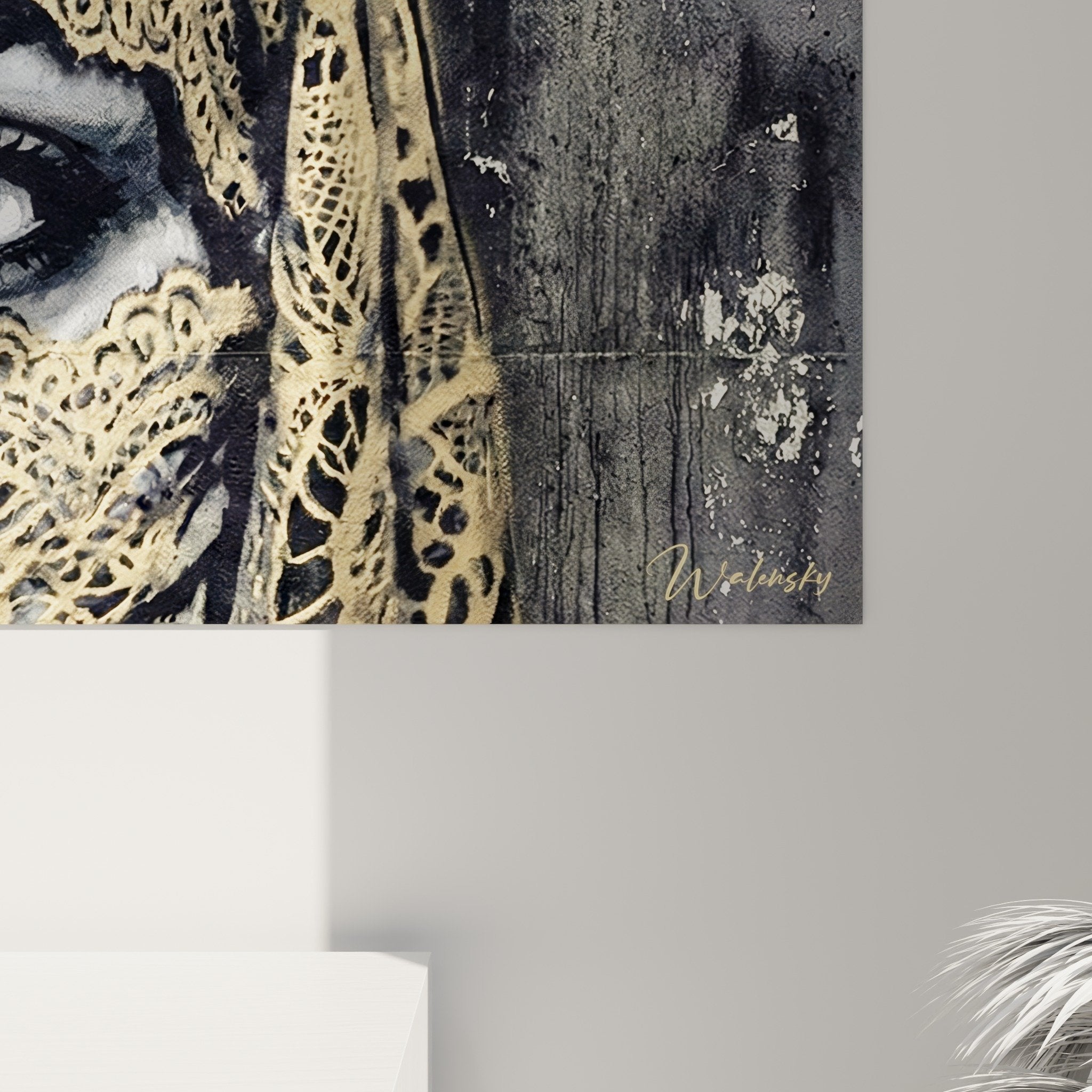 Vue ensemble tableau portrait oriental dore fond urbain gris patine decoration murale
