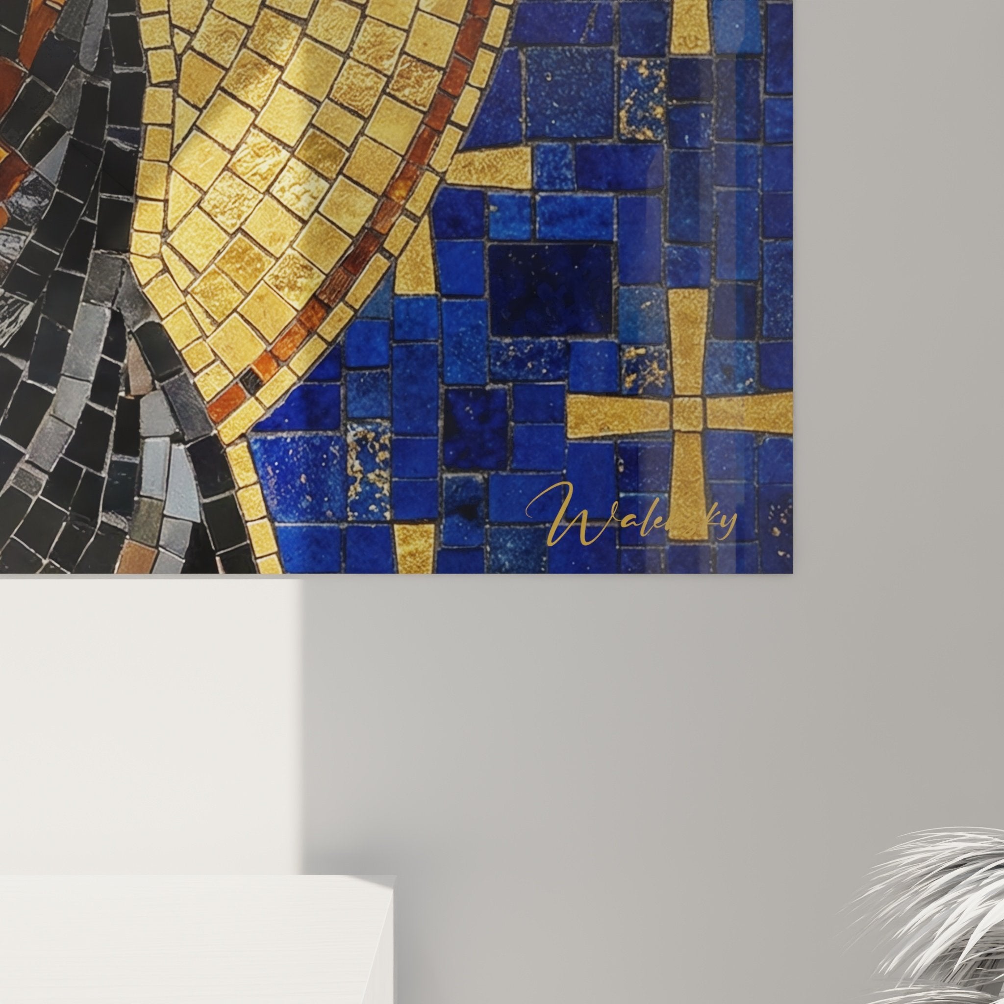 Vue d'ensemble du tableau portrait rottweiler mosaïque doré et bleu dans un intérieur contemporain