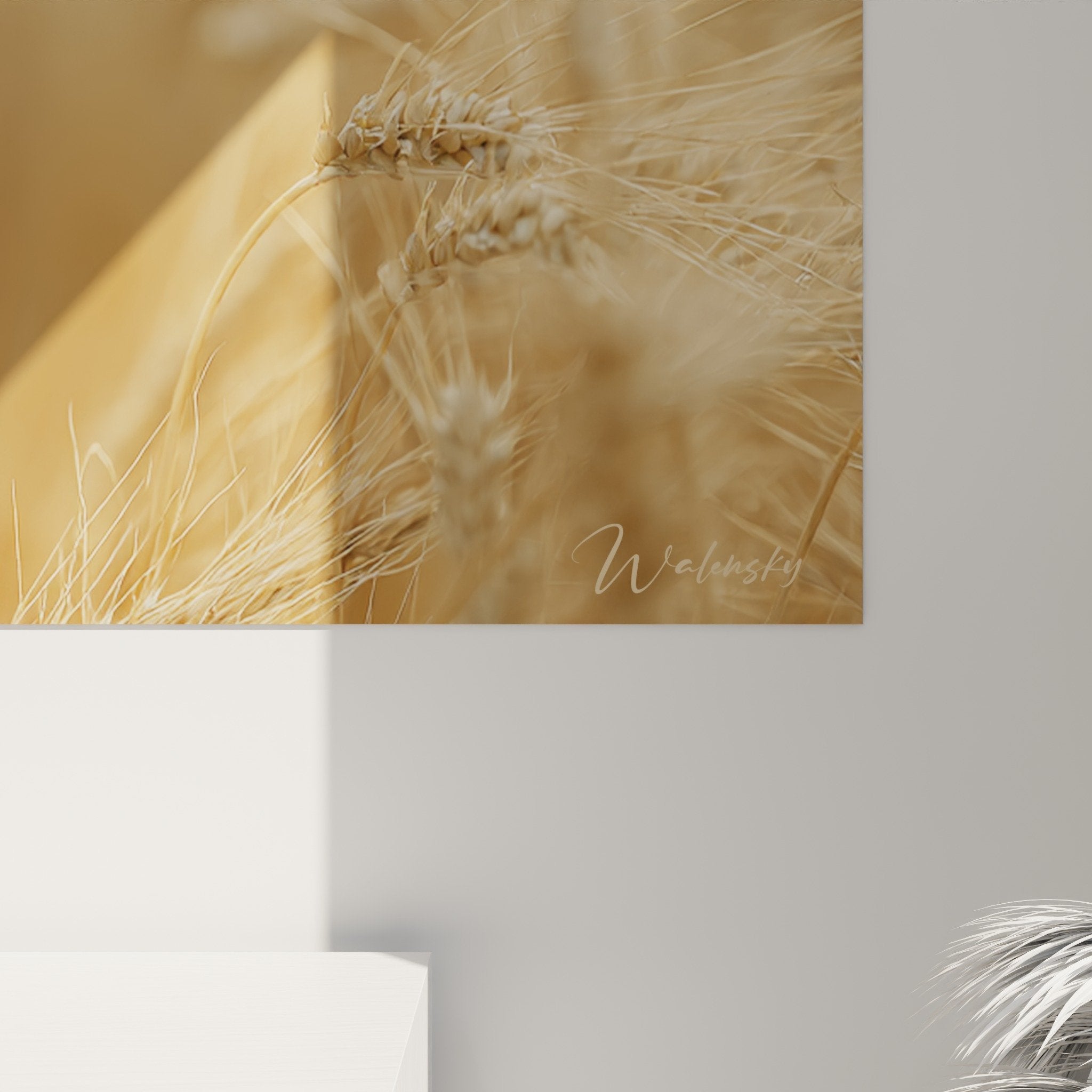 Vue d'ensemble du tableau portrait de Saluki dans un intérieur contemporain aux tons naturels