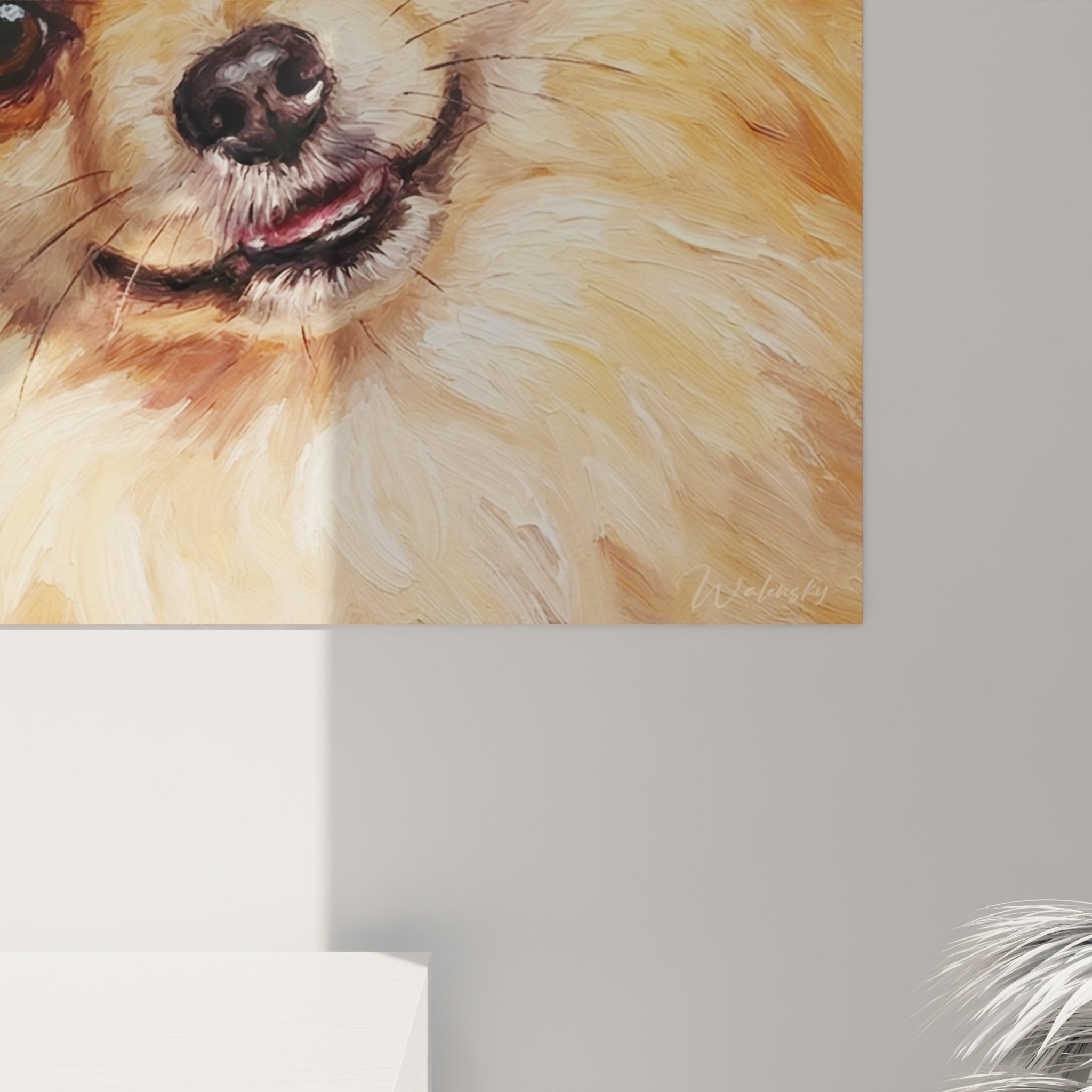 Vue d'ensemble du portrait de Spitz Pomeranian roux dans un intérieur contemporain