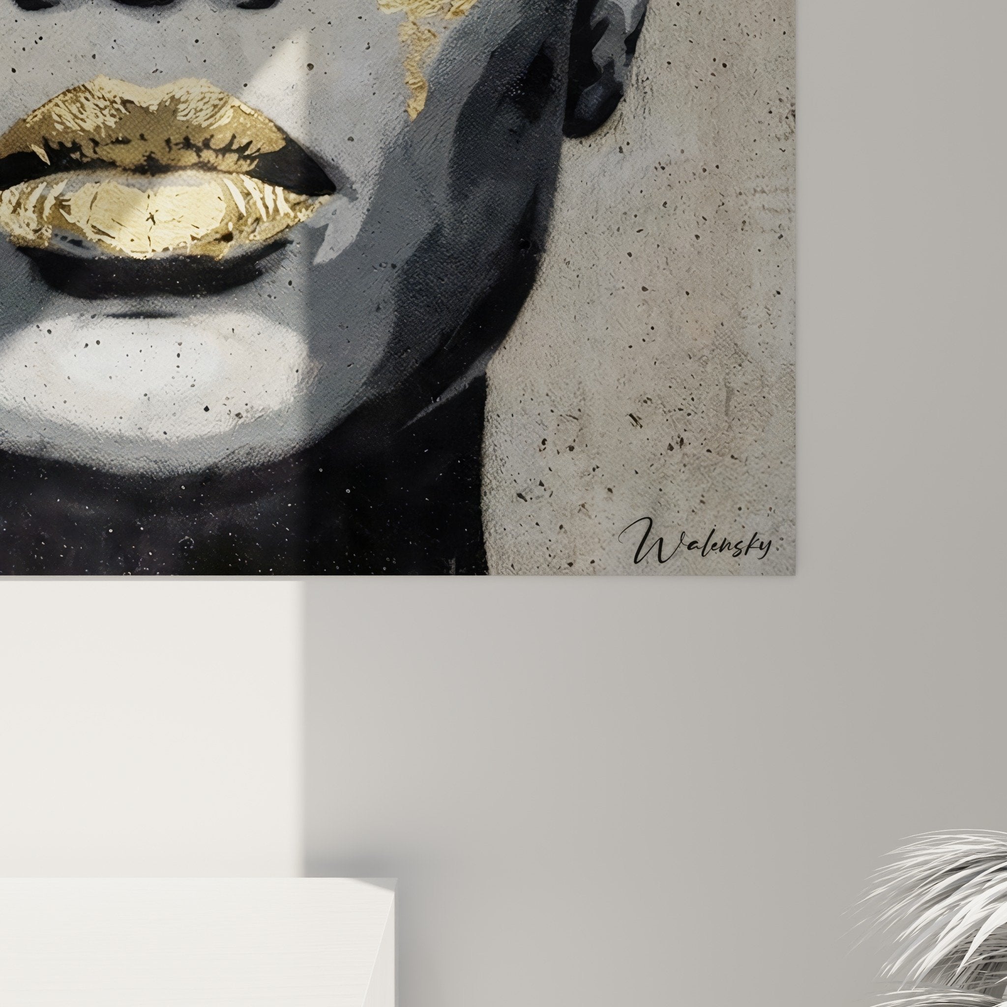 Portrait urbain feminin gris dore vue ensemble, street art contemporain sur support beton, reflets metallises
