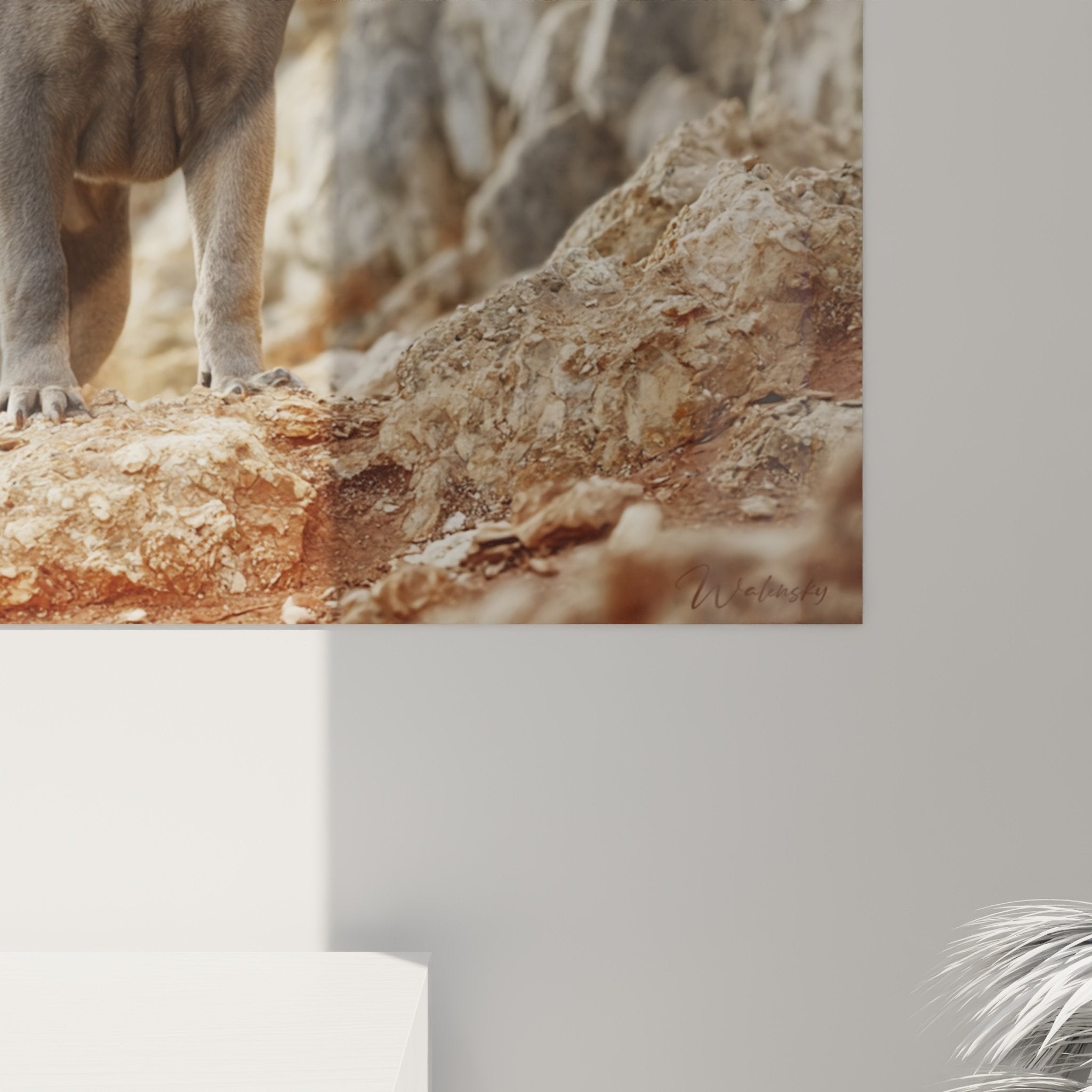 Übersichtsansicht Shar-Pei-Gemälde auf Felsen in zeitgenössischem Interieur mit natürlicher Beleuchtung