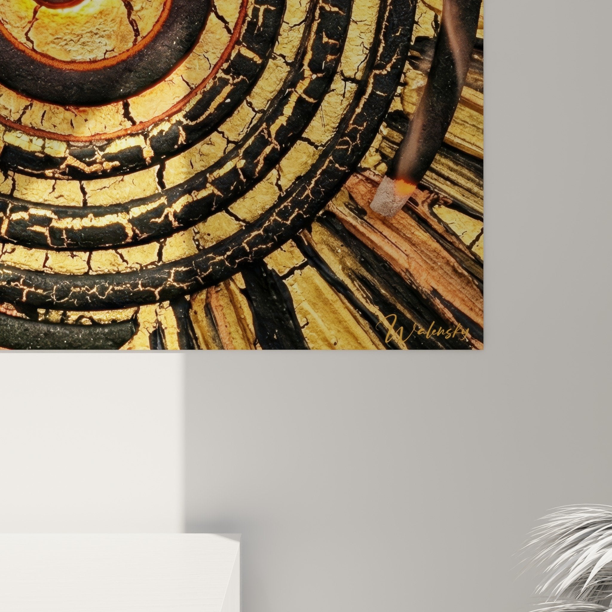 Gesamtansicht des goldenen Spiralgemäldes an beiger Wand in modernem, minimalistischem Interieur