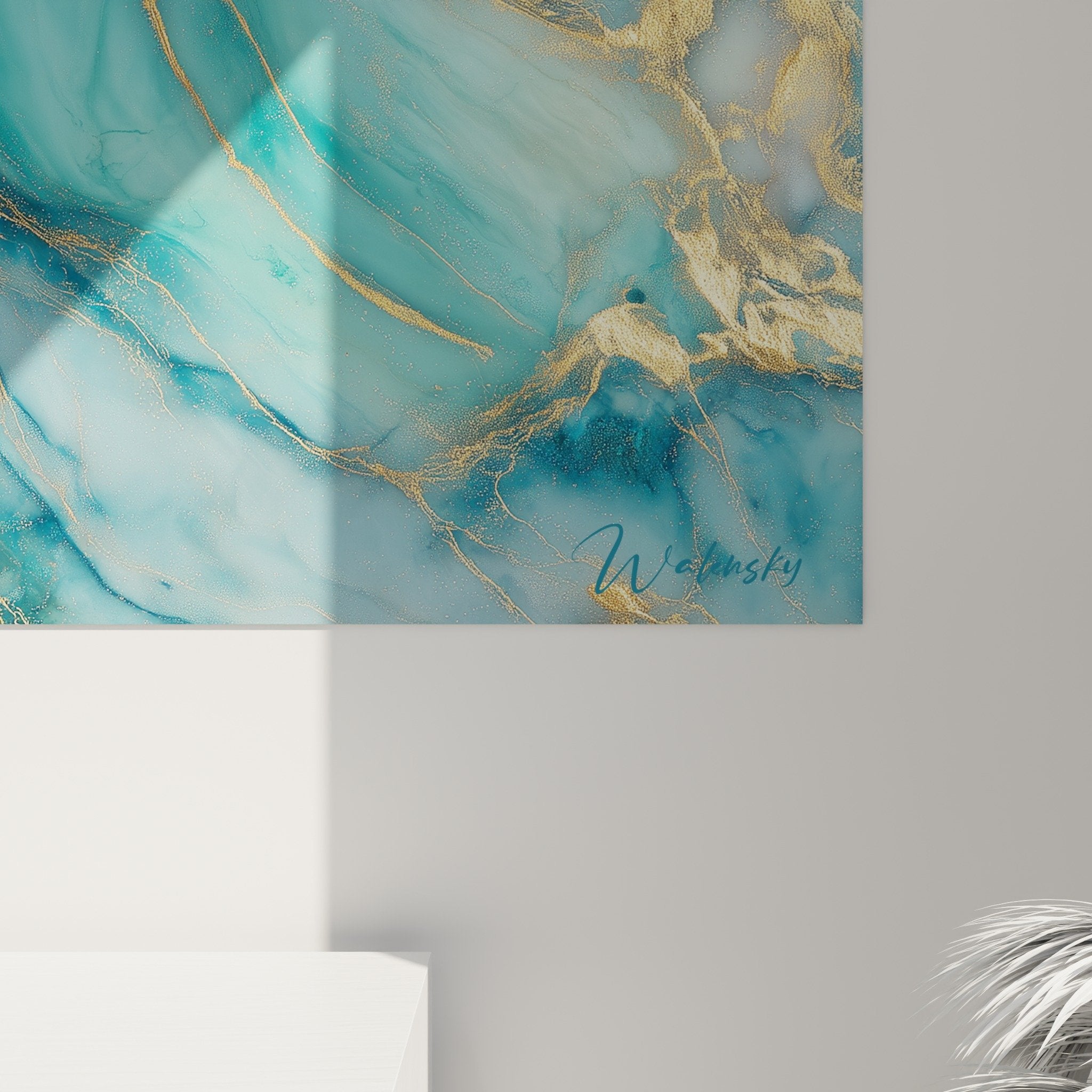 Vue d'ensemble tableau abstrait marbre bleu turquoise et or dans intérieur contemporain lumineux