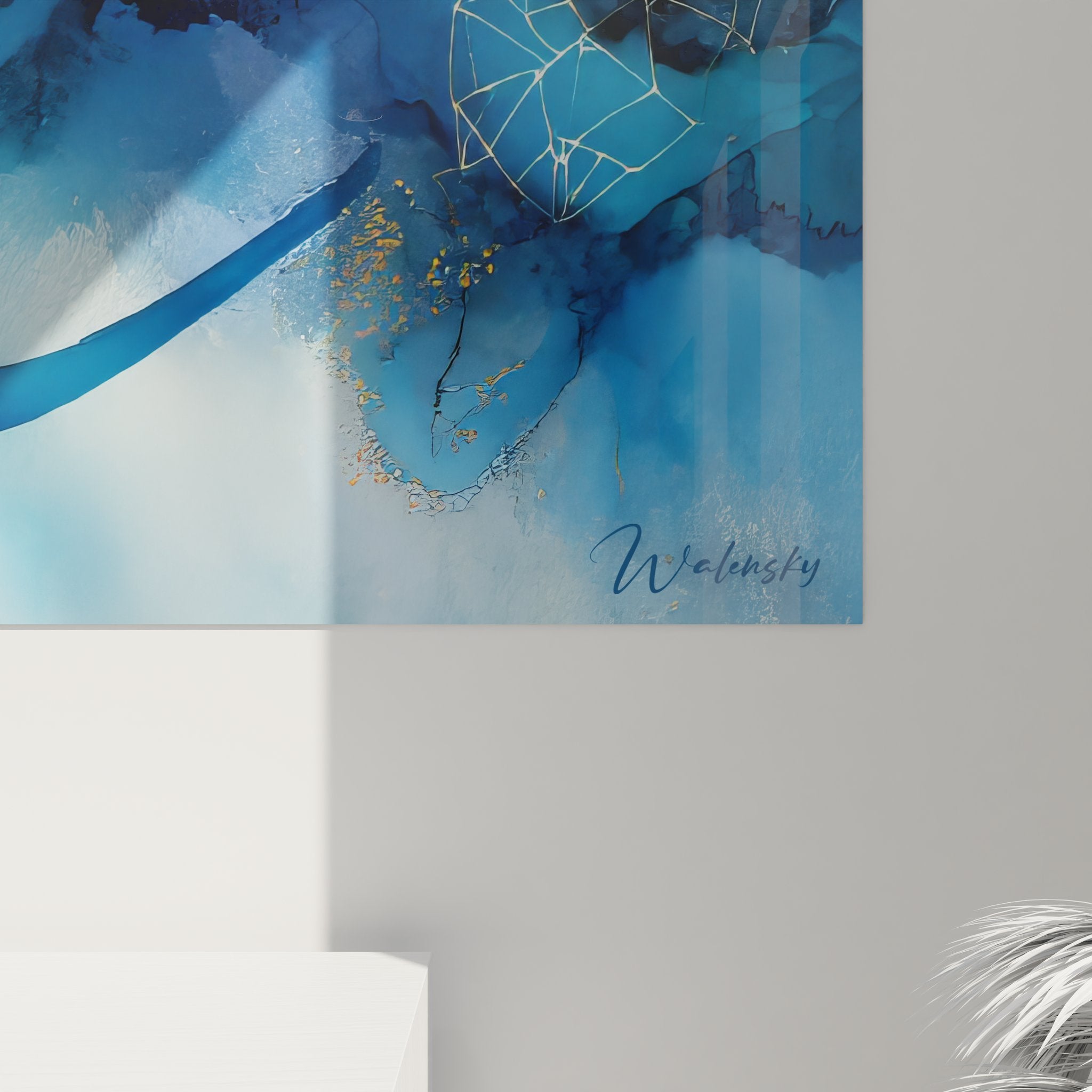 Vue d'ensemble du tableau abstrait bleu aux formes organiques et éléments géométriques dorés