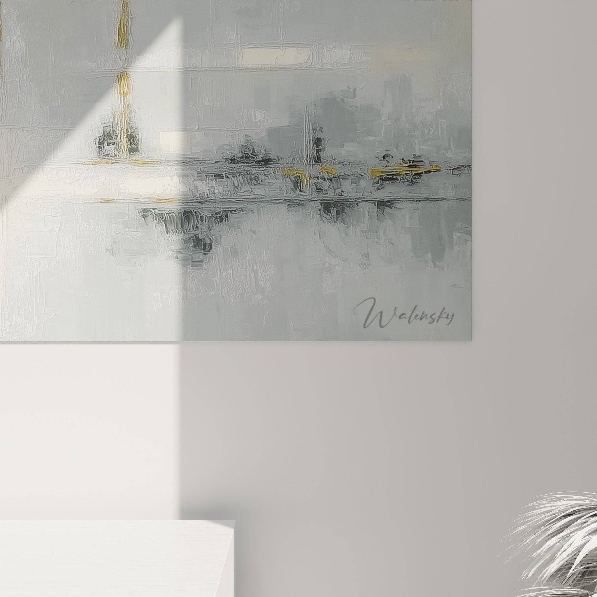 Vue ensemble tableau abstrait gris blanc dore sur mur blanc decoration moderne feng shui metal
