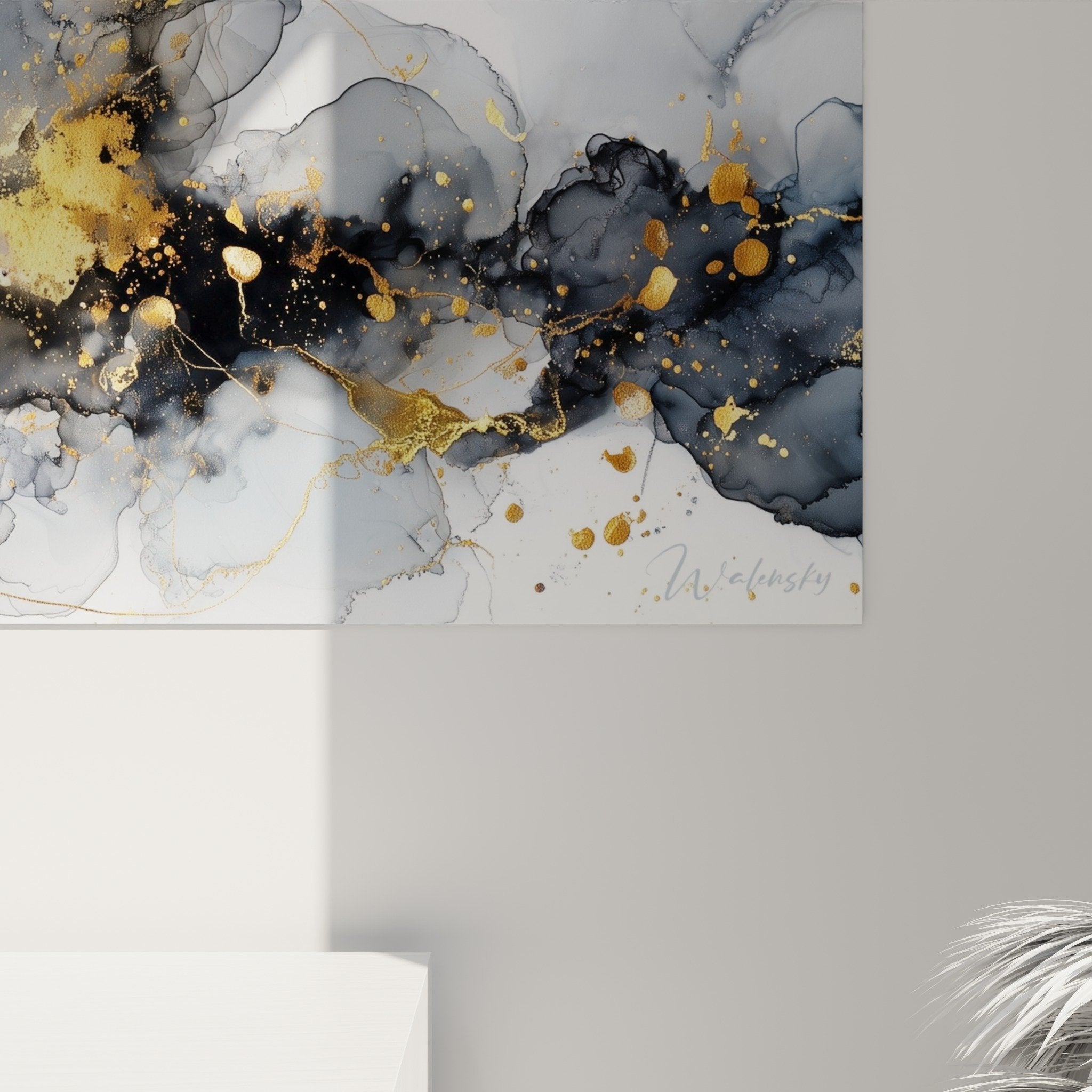 Vue d'ensemble du tableau marbre abstrait noir et or dans un interieur elegant et raffine