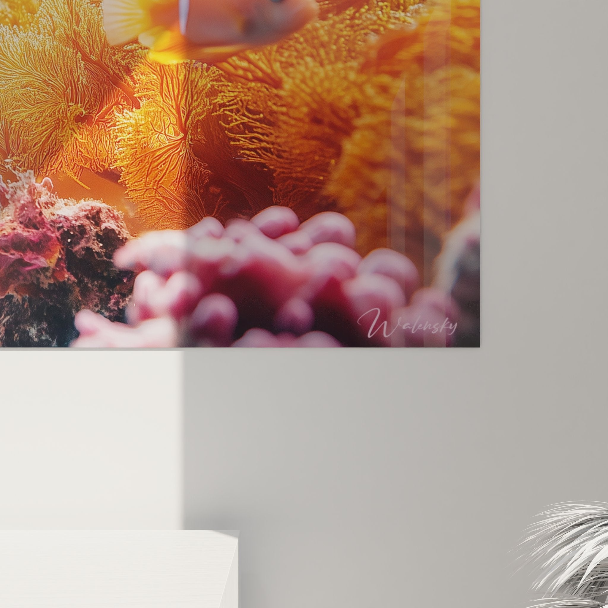 Vue ensemble tableau aquarium tropical, poissons colorés et coraux orange, art mural moderne