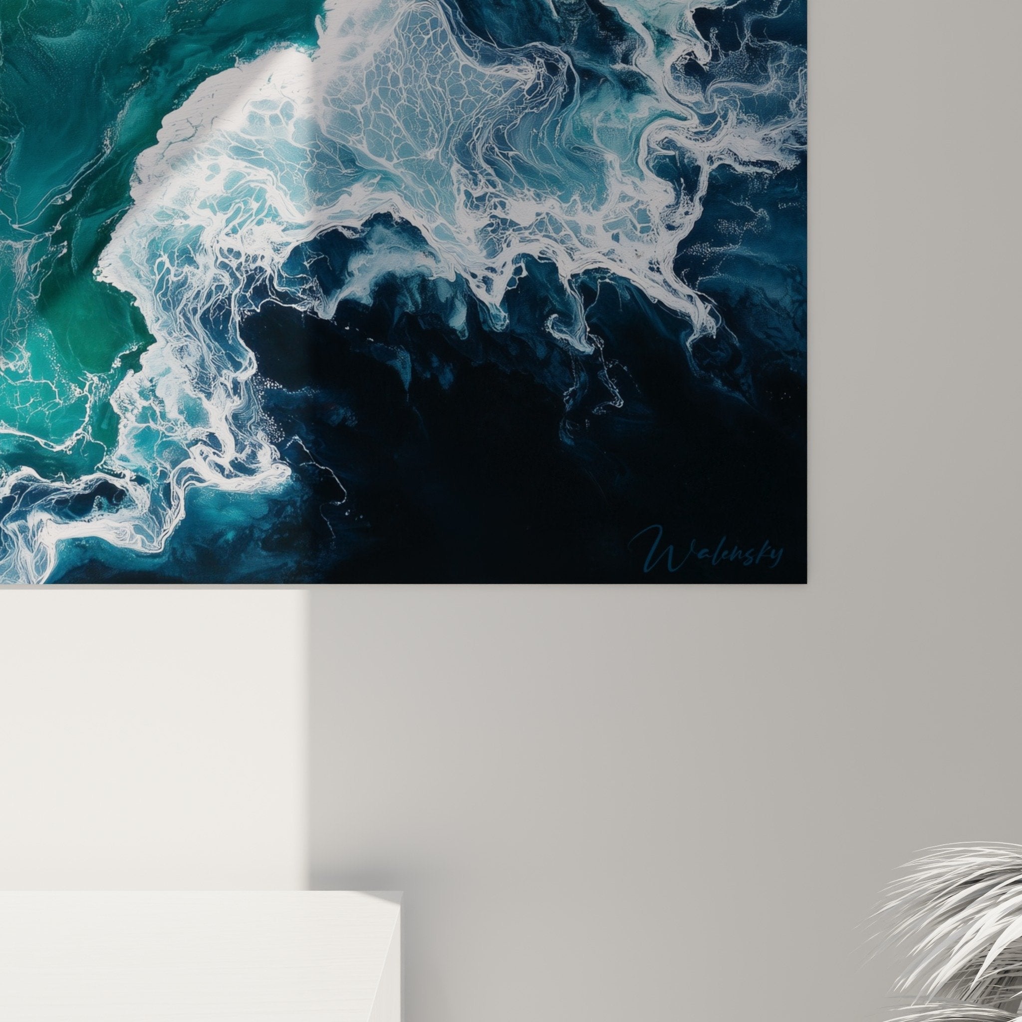 Vue d'ensemble du tableau aux mouvements aquatiques turquoise dans un interieur contemporain