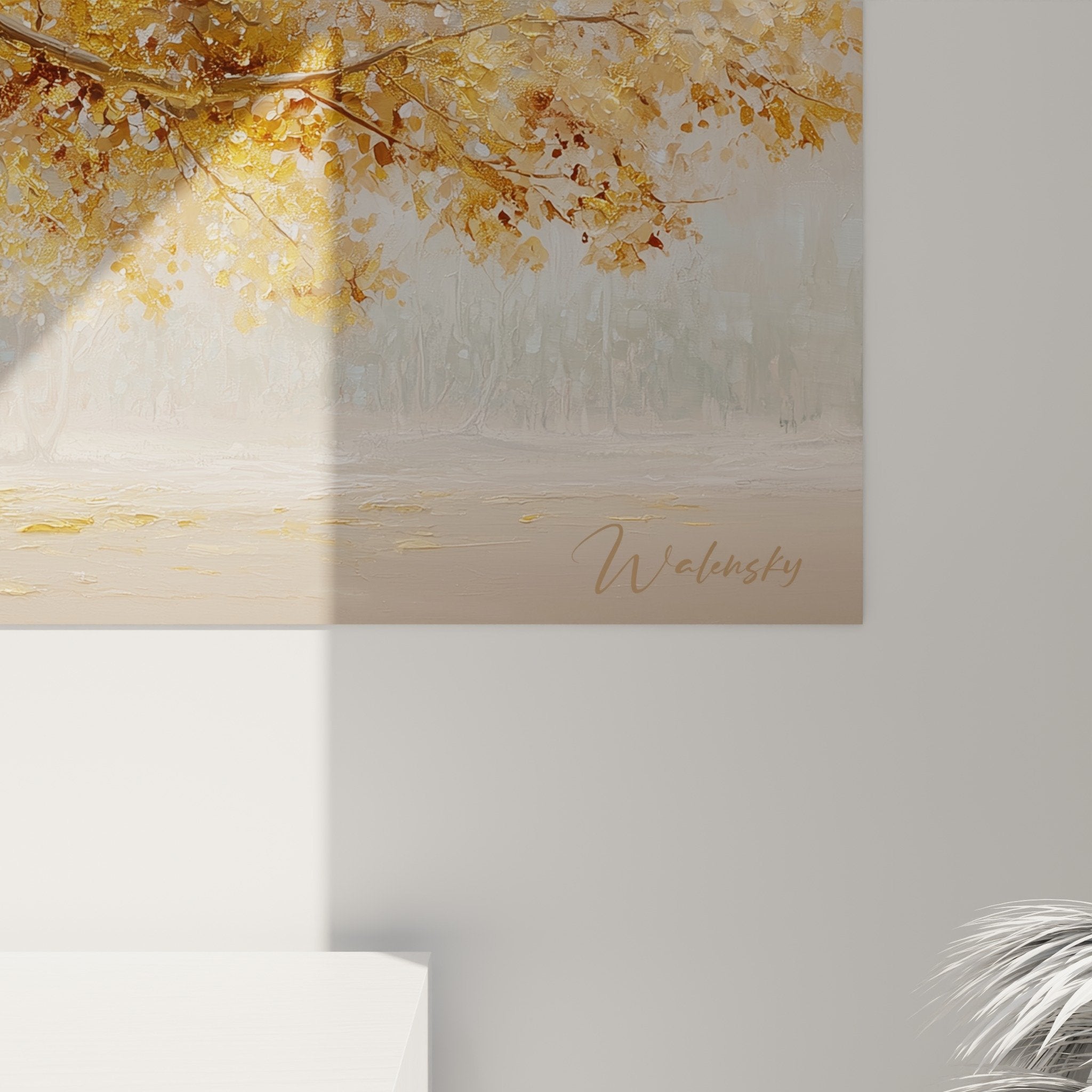 Vista d'insieme del quadro albero dai toni dorati in soggiorno moderno, illuminazione naturale che rivela i riflessi