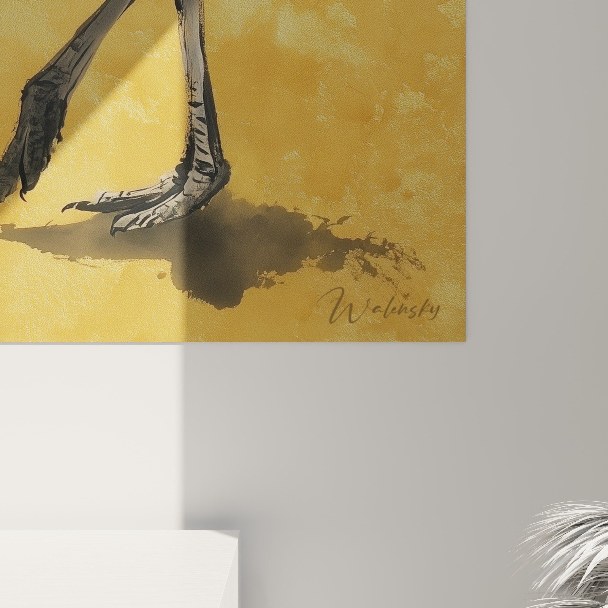 Vue ensemble tableau mural autruche noire fond dore decoration interieure style contemporain artistique