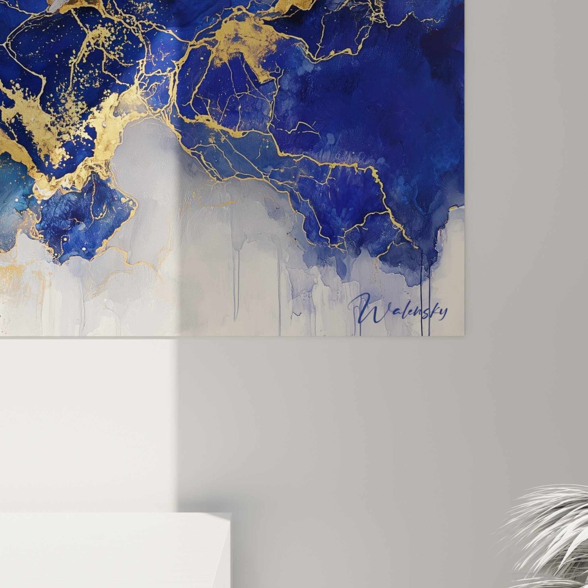 Vue d'ensemble du tableau abstrait bleu et or dans un intérieur contemporain