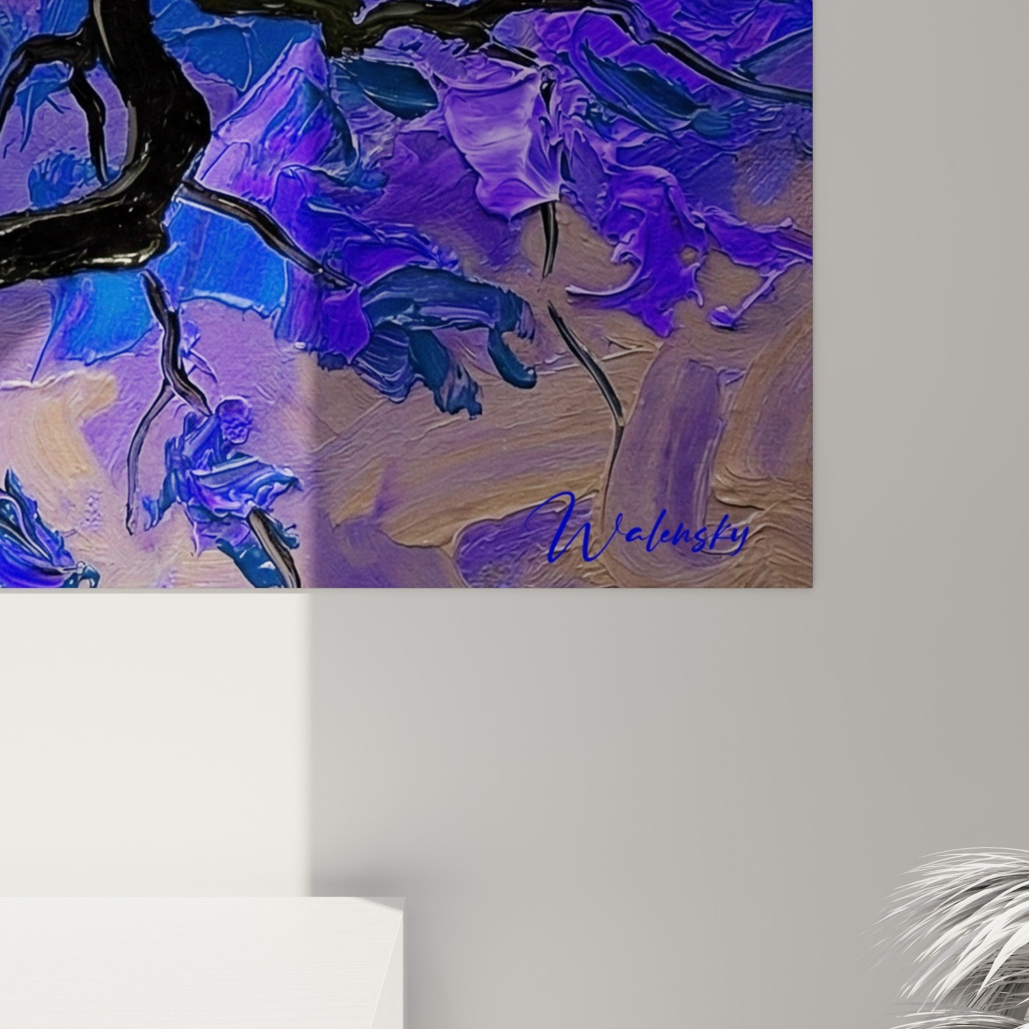 Vue d'ensemble du tableau bonsaï branches noires et fond violet dans un intérieur moderne élégant