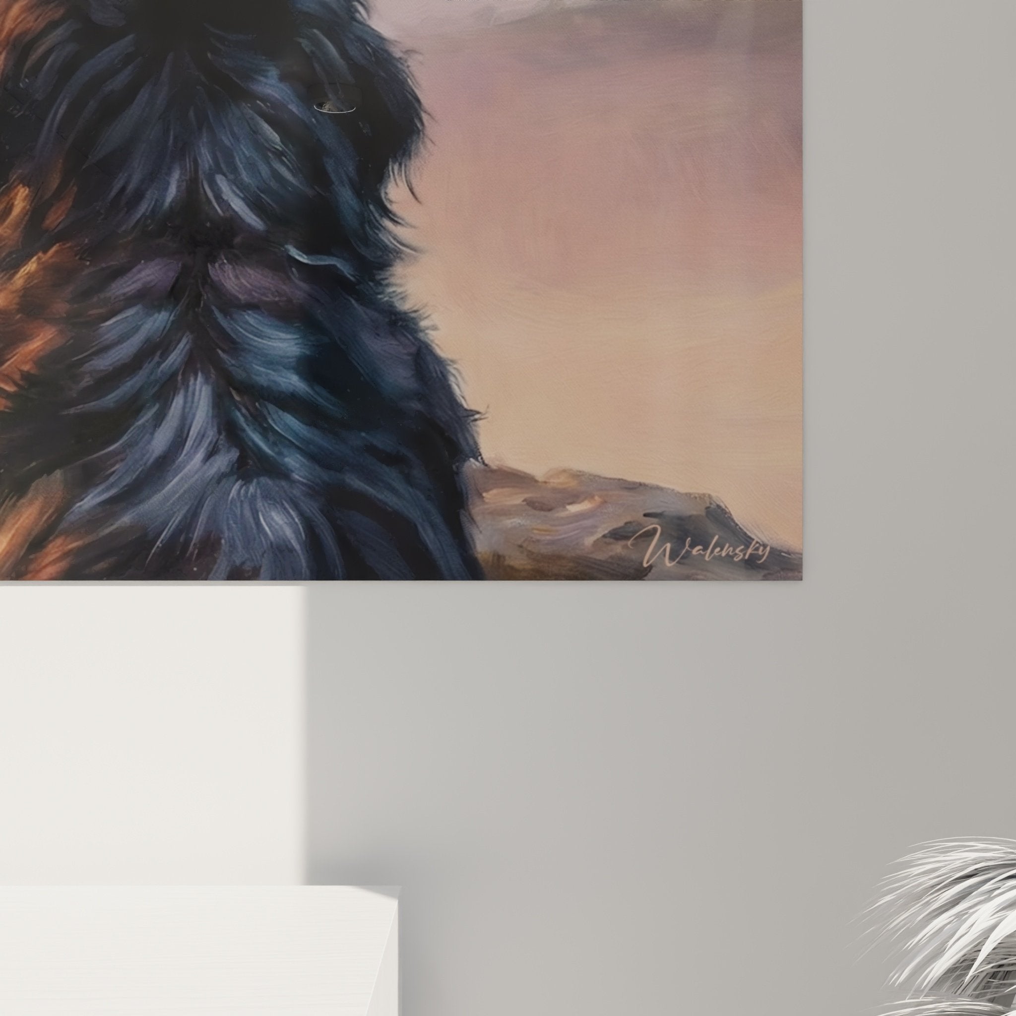 Gesamtansicht Gemälde Neufundländer Hund beobachtet nebligen Horizont modernes Wohnzimmer Dekoration kontemplative beruhigende Atmosphäre