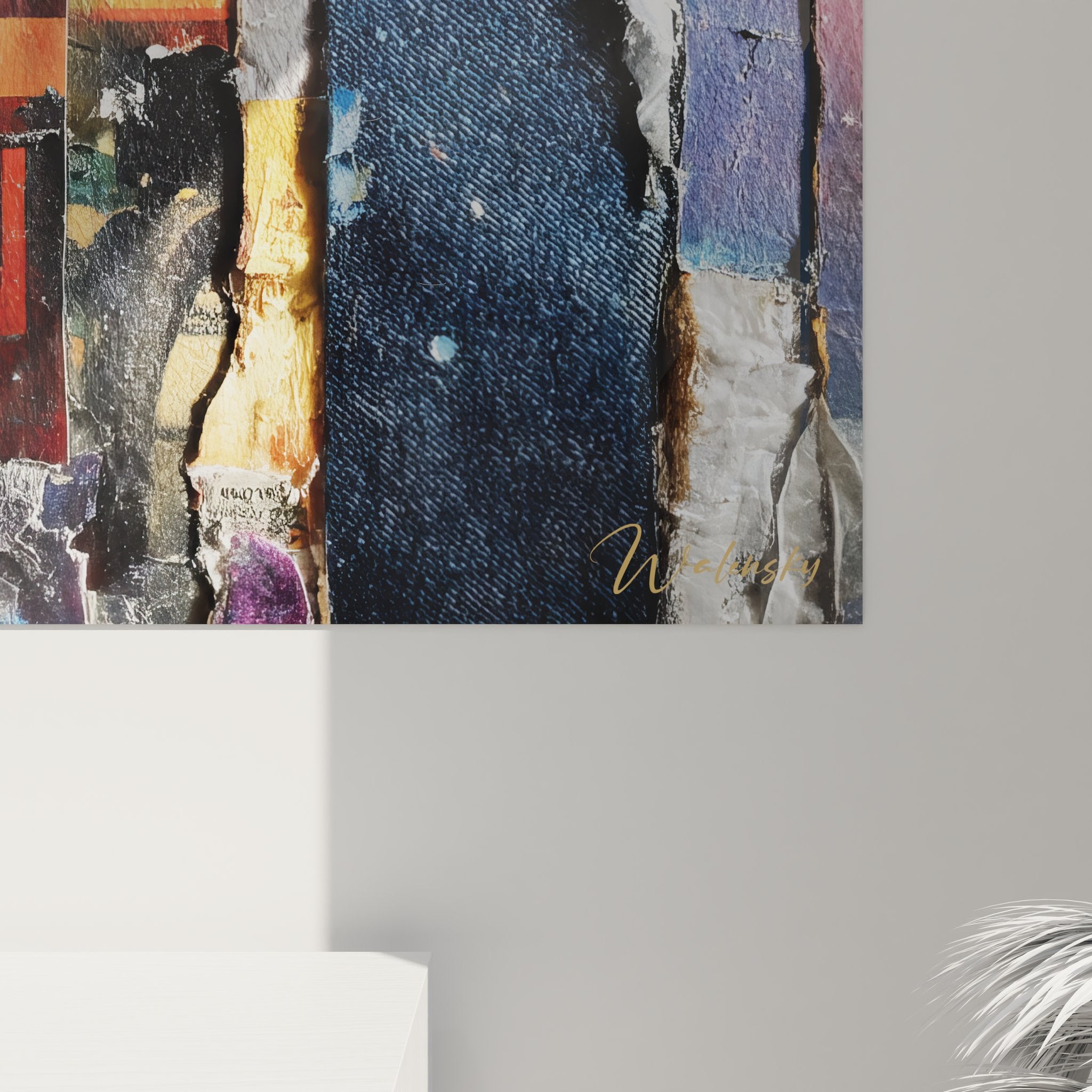 Vue d'ensemble tableau collage abstrait multicolore avec bandes verticales et fragments urbains recyclés