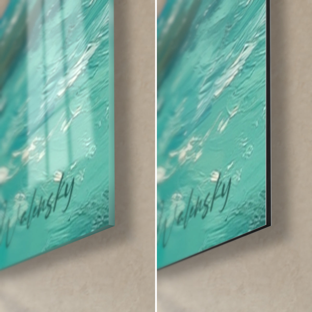 Schilderij turquoise water met witte schuimkoppen, rechtsonder in beeld, glanzend glas links, mat zwart Dibond rechts