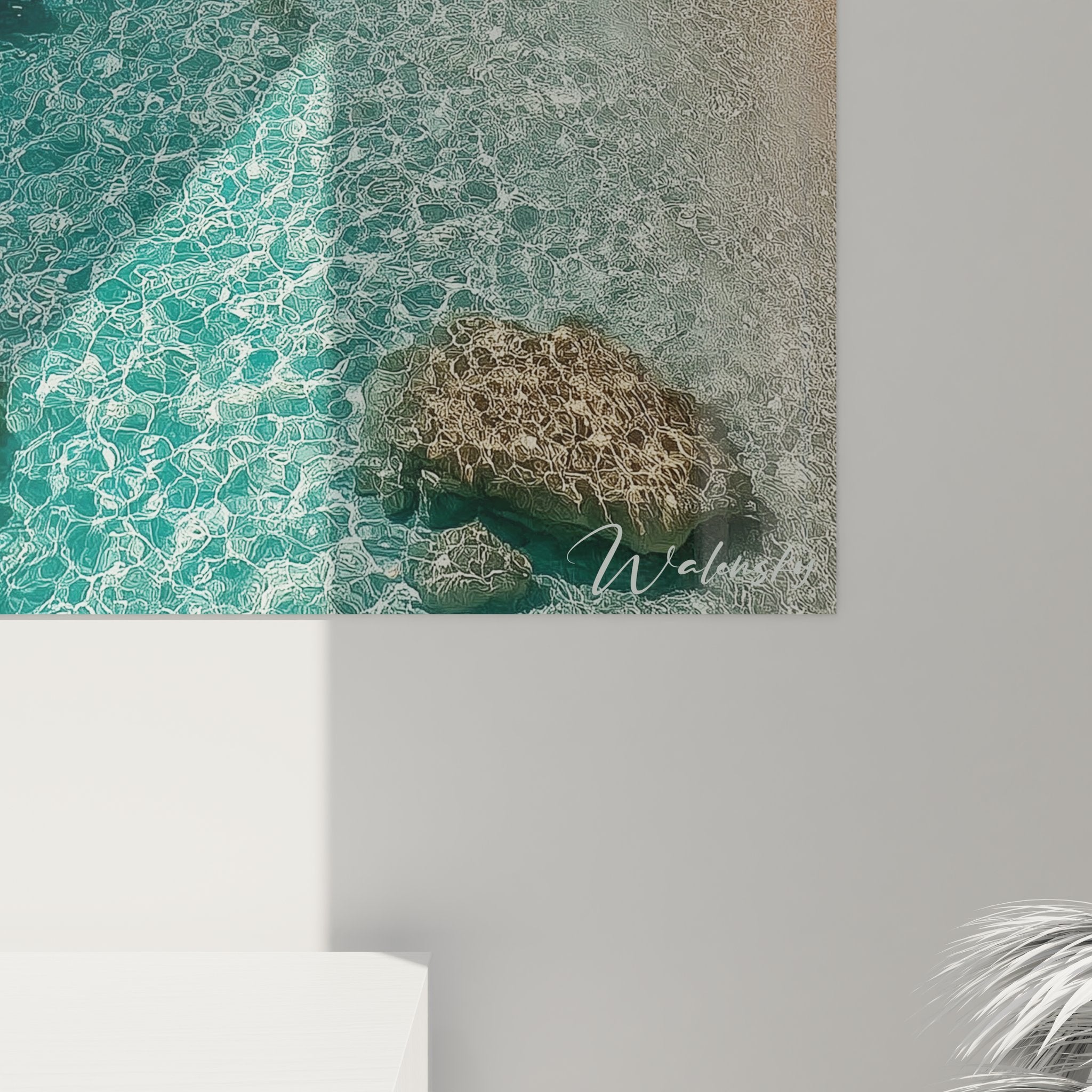 Vue ensemble tableau mural crique paradisiaque dans salon contemporain décoration marine