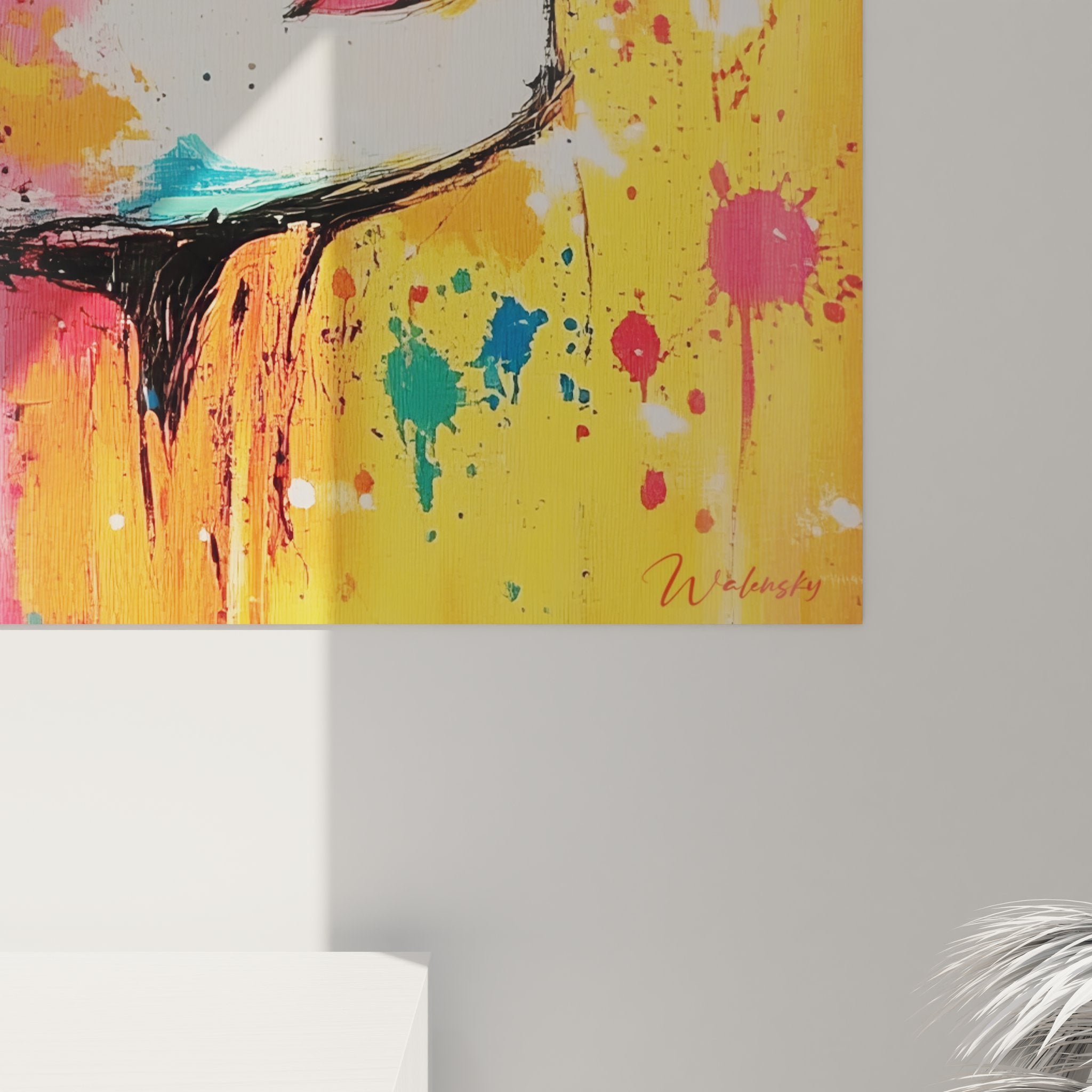 Vue ensemble tableau décoratif visage femme abstrait coloré sur mur blanc pour intérieur moderne