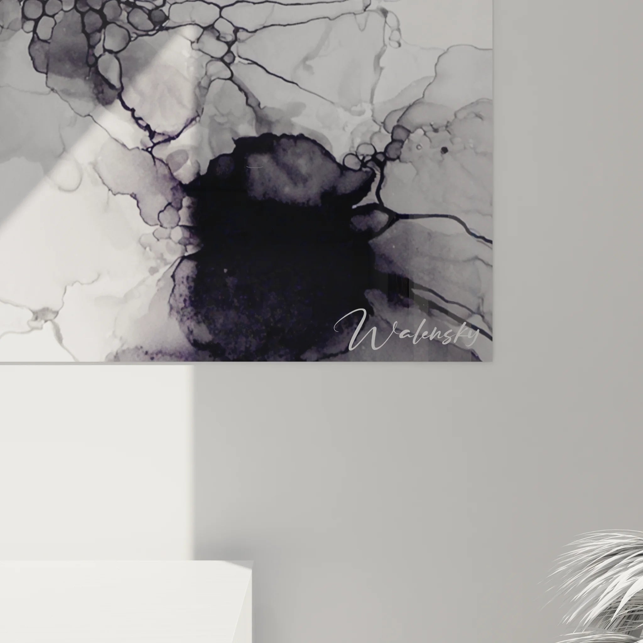 Vue ensemble tableau encre abstraite noir et blanc dans intérieur contemporain élégant