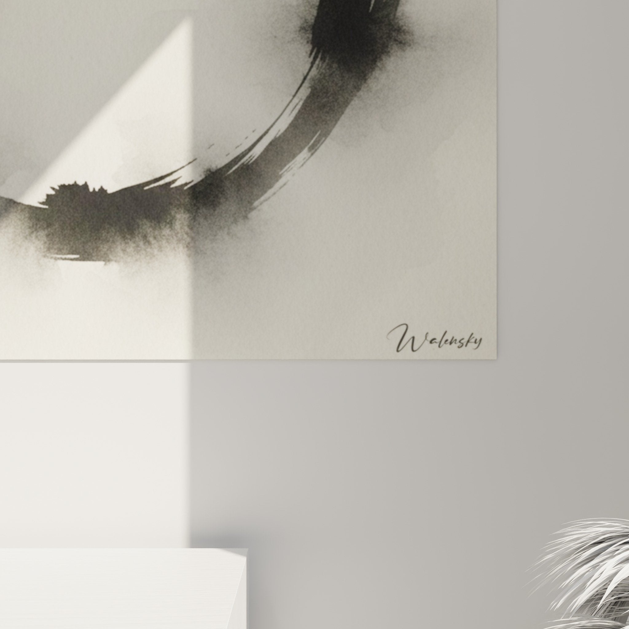 Vue d'ensemble tableau Enso cercle noir sur mur salon - intégration décoration minimaliste zen