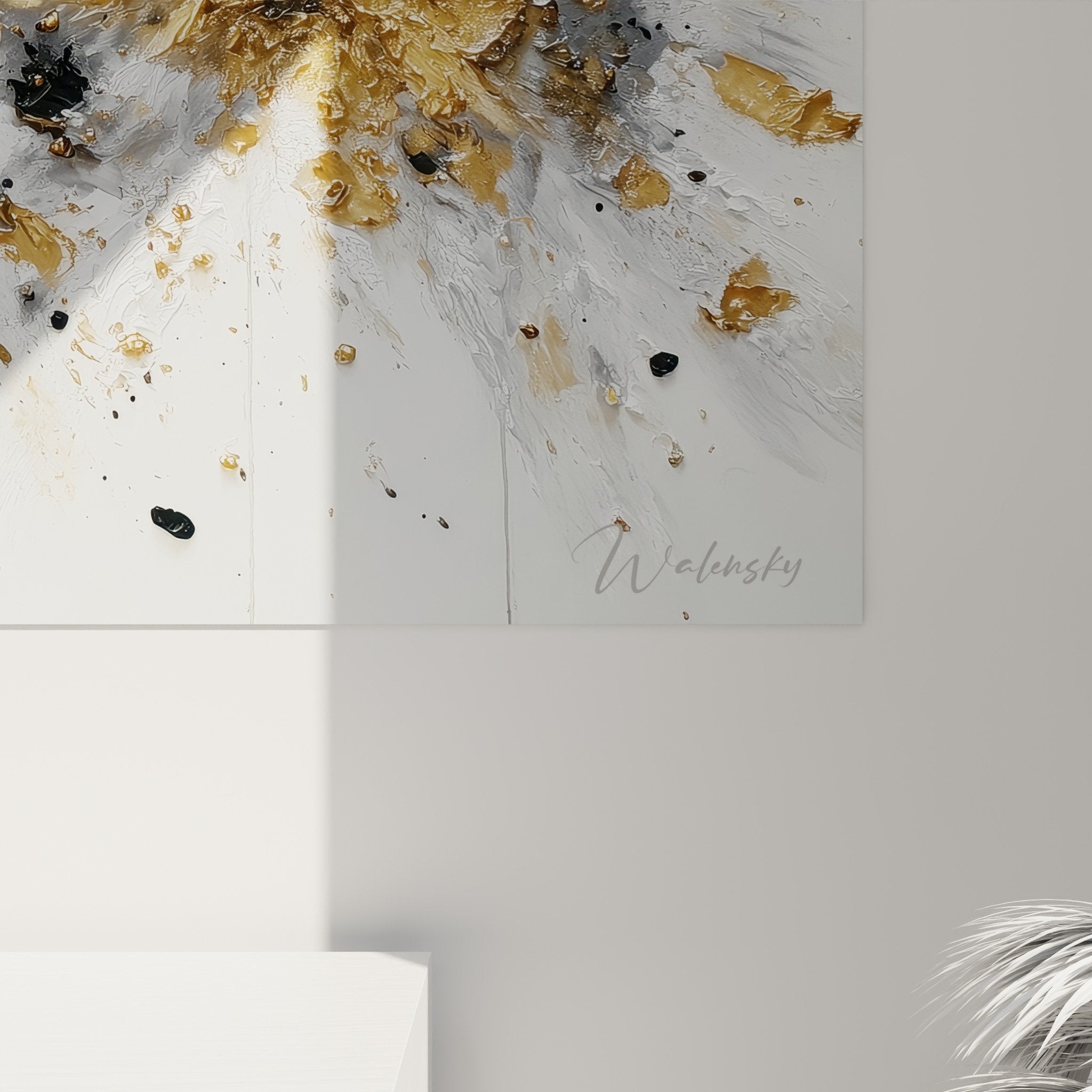 Vue d'ensemble du tableau abstrait explosion dorée dans intérieur contemporain éclairage naturel