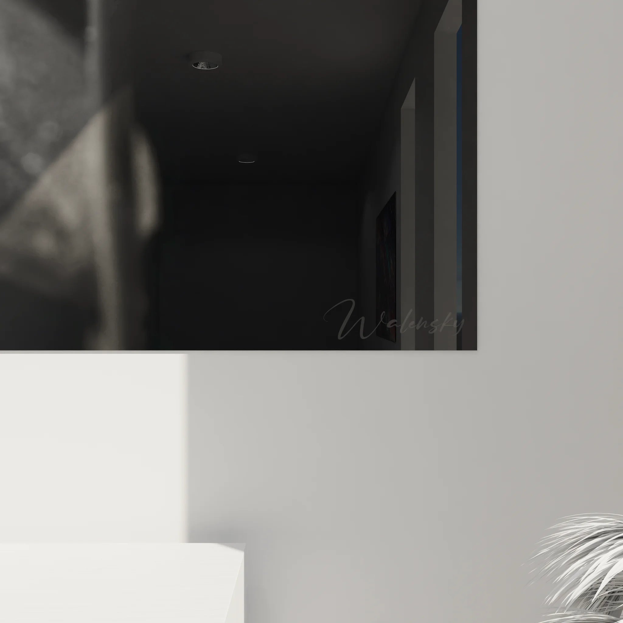 Vue d'ensemble tableau floral noir blanc rose rosée dans salon moderne