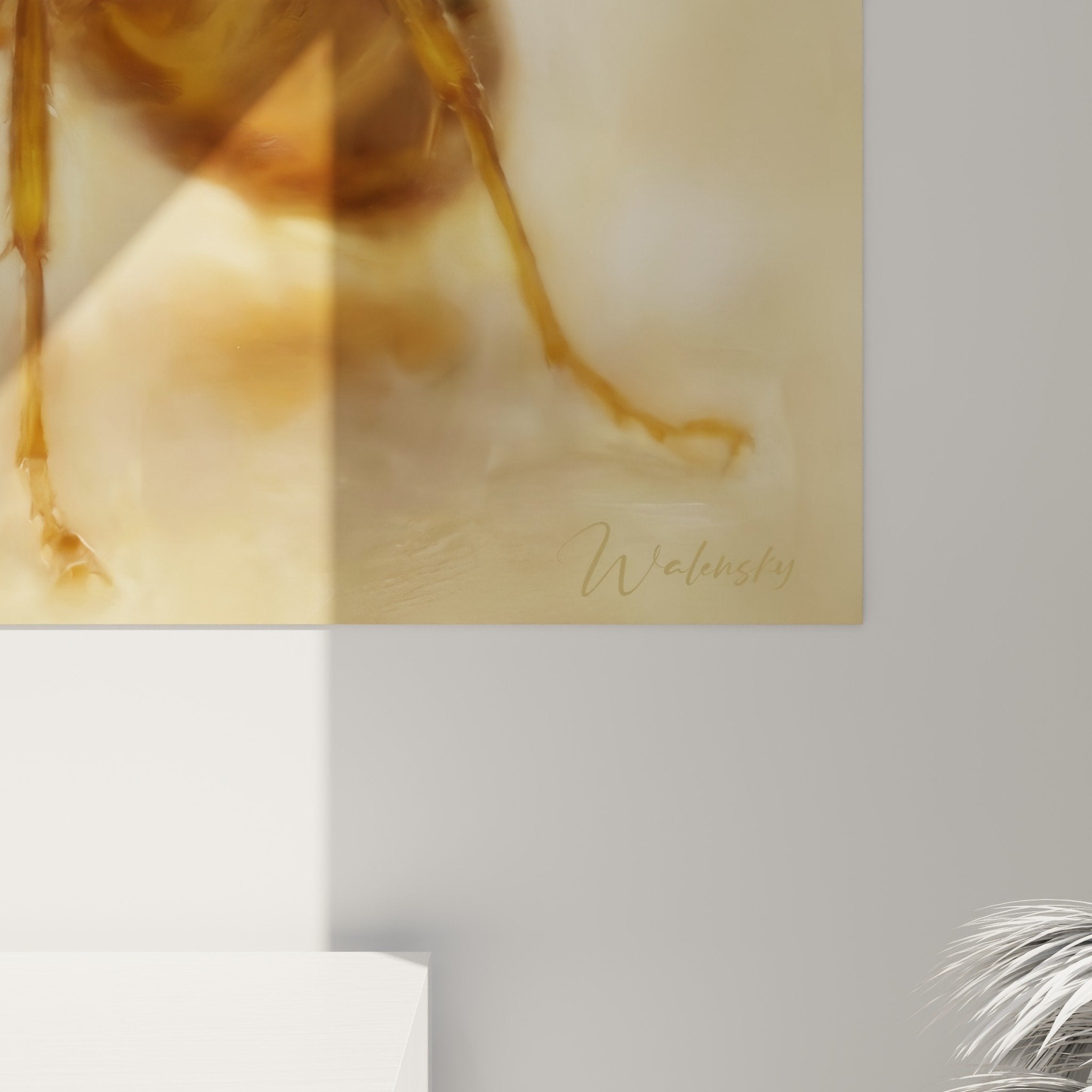 Übersichtsansicht des Schutzameisen-Gemäldes im gemütlichen Wohnzimmer mit beige- und goldtönen