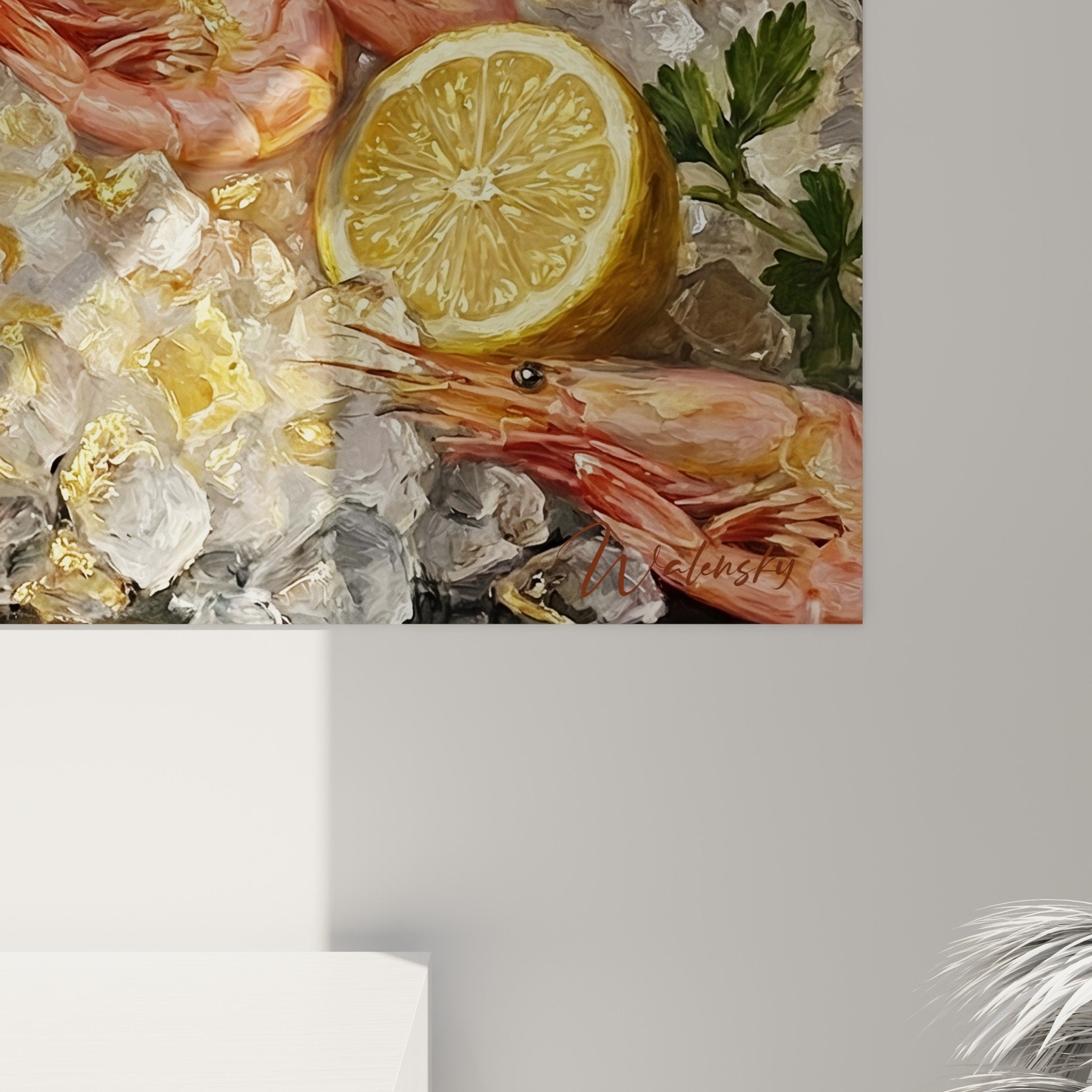 Übersichtsansicht eines Meeresfrüchte-Kunstdrucks an der Wand in einem eleganten und hellen Innenraum