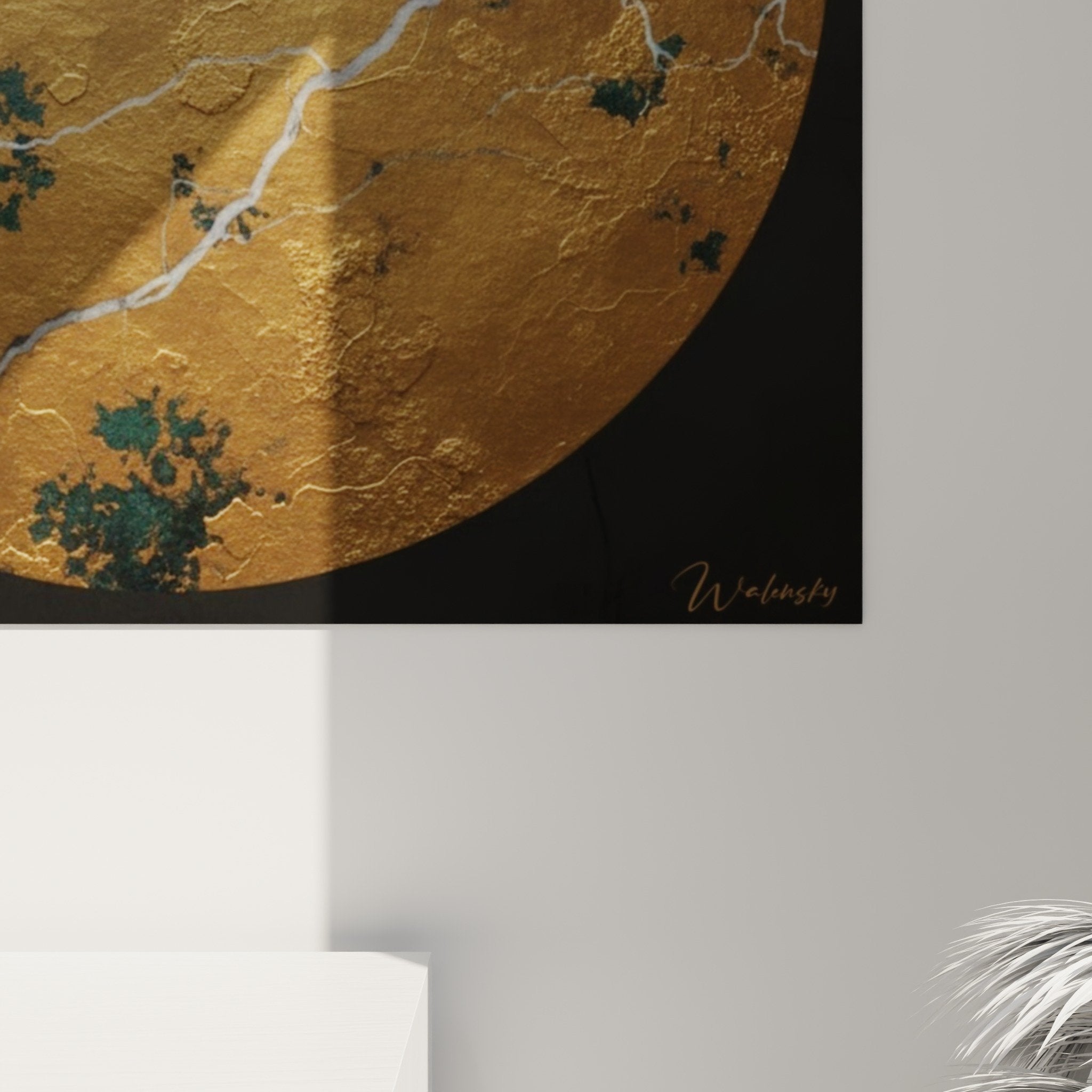 Übersicht rundes goldenes strukturiertes Gemälde an der Wand - zeitgenössisches geometrisches Kunstwerk Enso Edition Deko