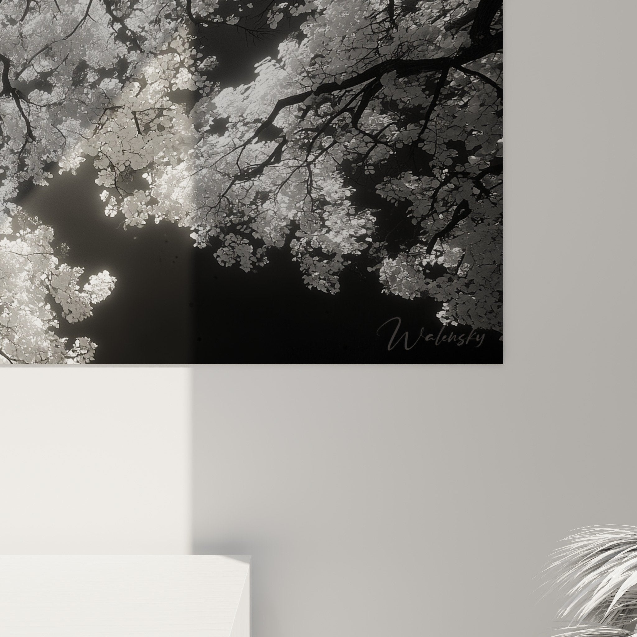 Vue d'ensemble tableau ginkgo dans intérieur moderne, cadre élégant, perspective artistique branches entrelacées