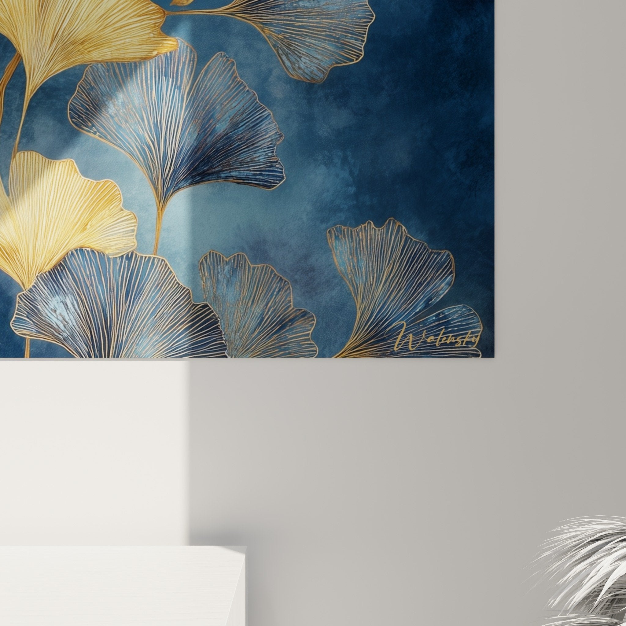 Vue d'ensemble tableau ginkgo dans intérieur moderne, harmonie des tons bleus et dorés sur mur clair