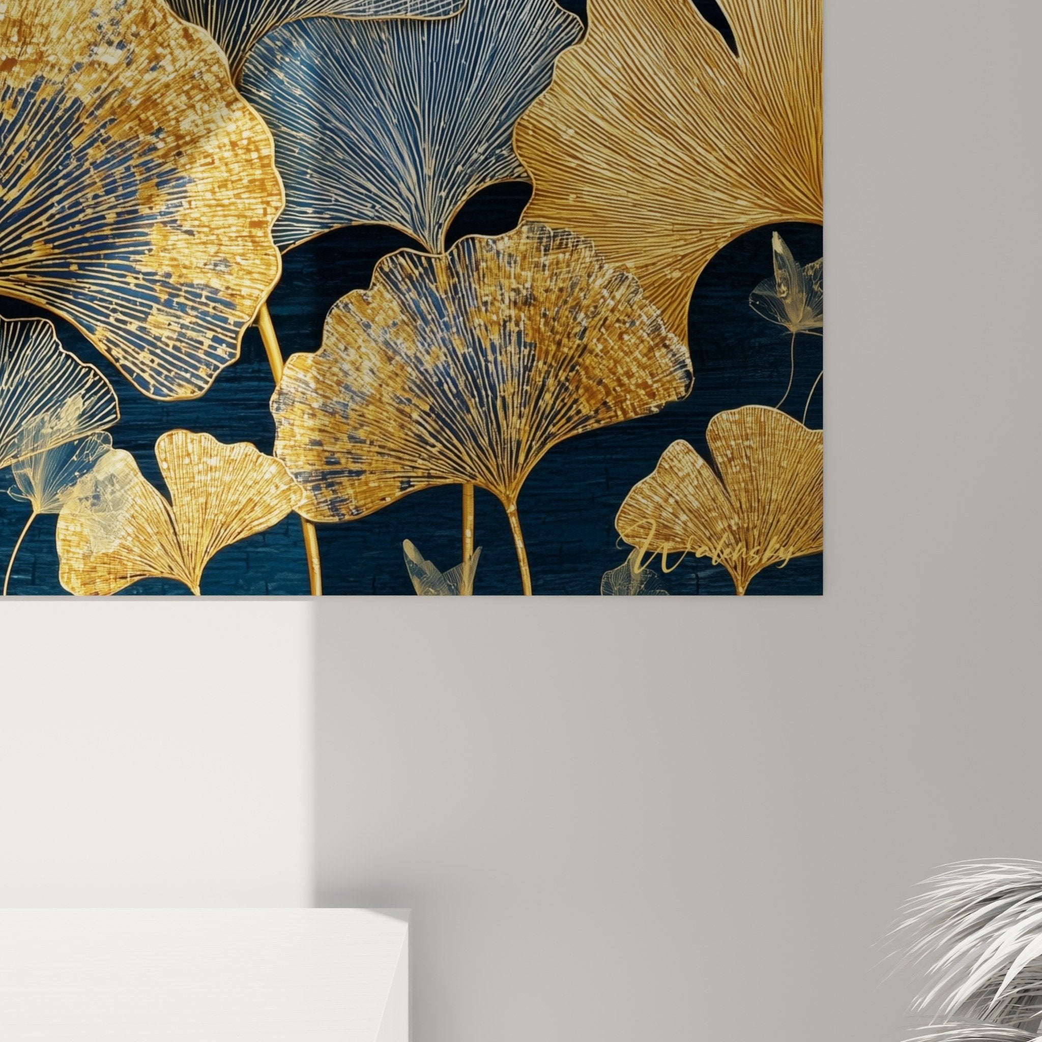 Vue d'ensemble tableau Ginkgo format panoramique avec feuilles dorées et argentées sur fond bleu marine