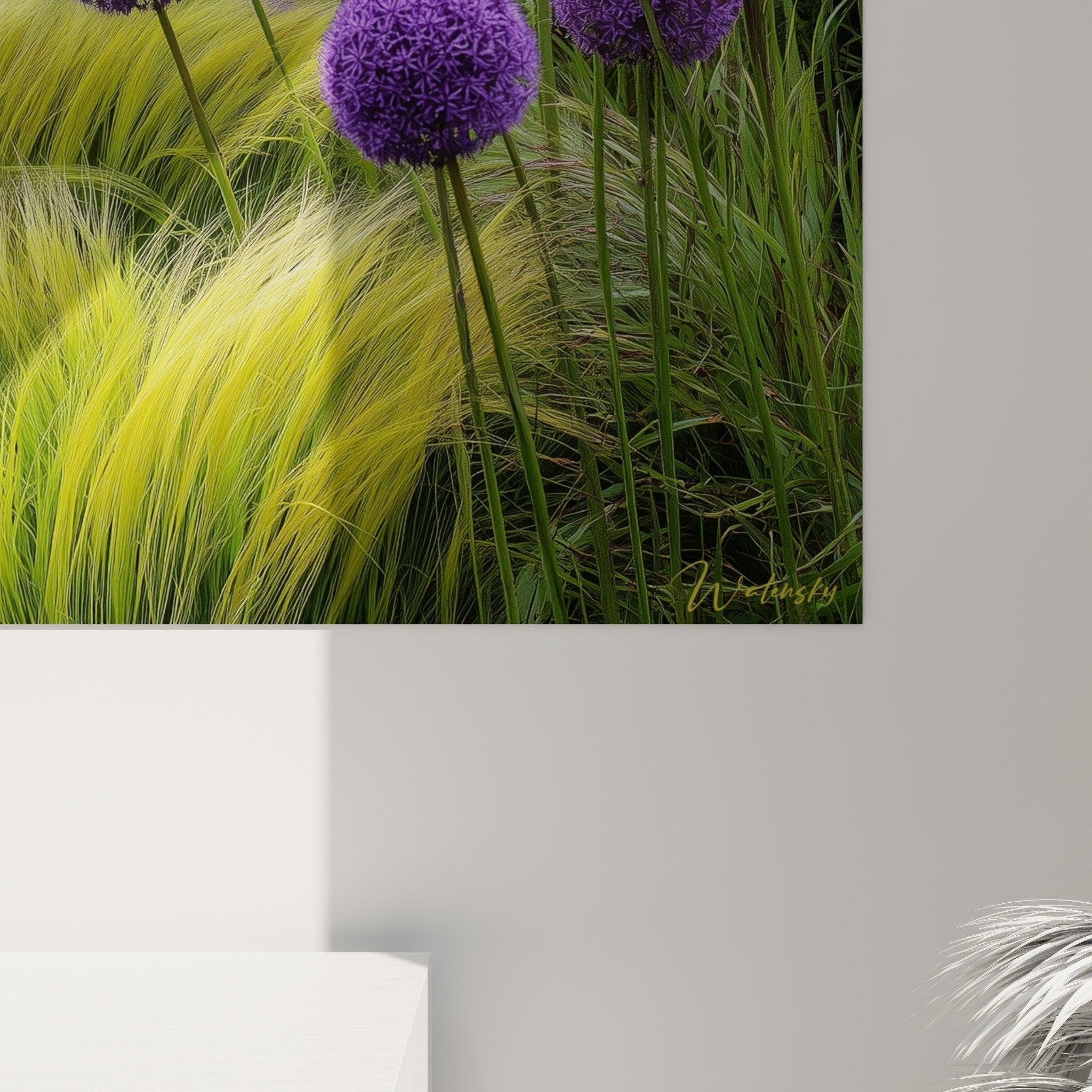 Vue ensemble tableau graminées dorées fleurs violettes dans intérieur moderne, décoration murale nature