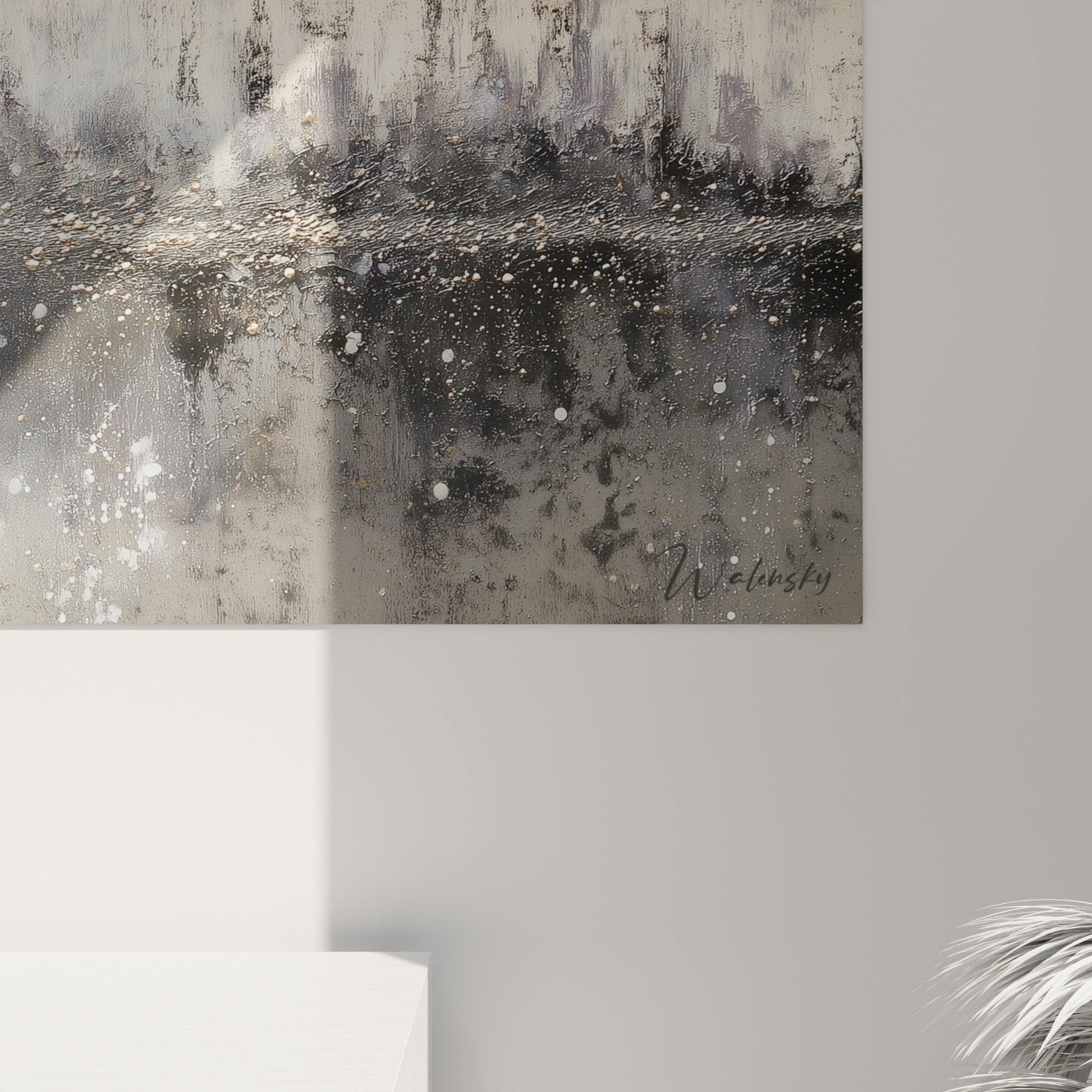 Vue ensemble tableau abstrait gris blanc dans intérieur moderne, décoration murale zen, harmonie couleurs