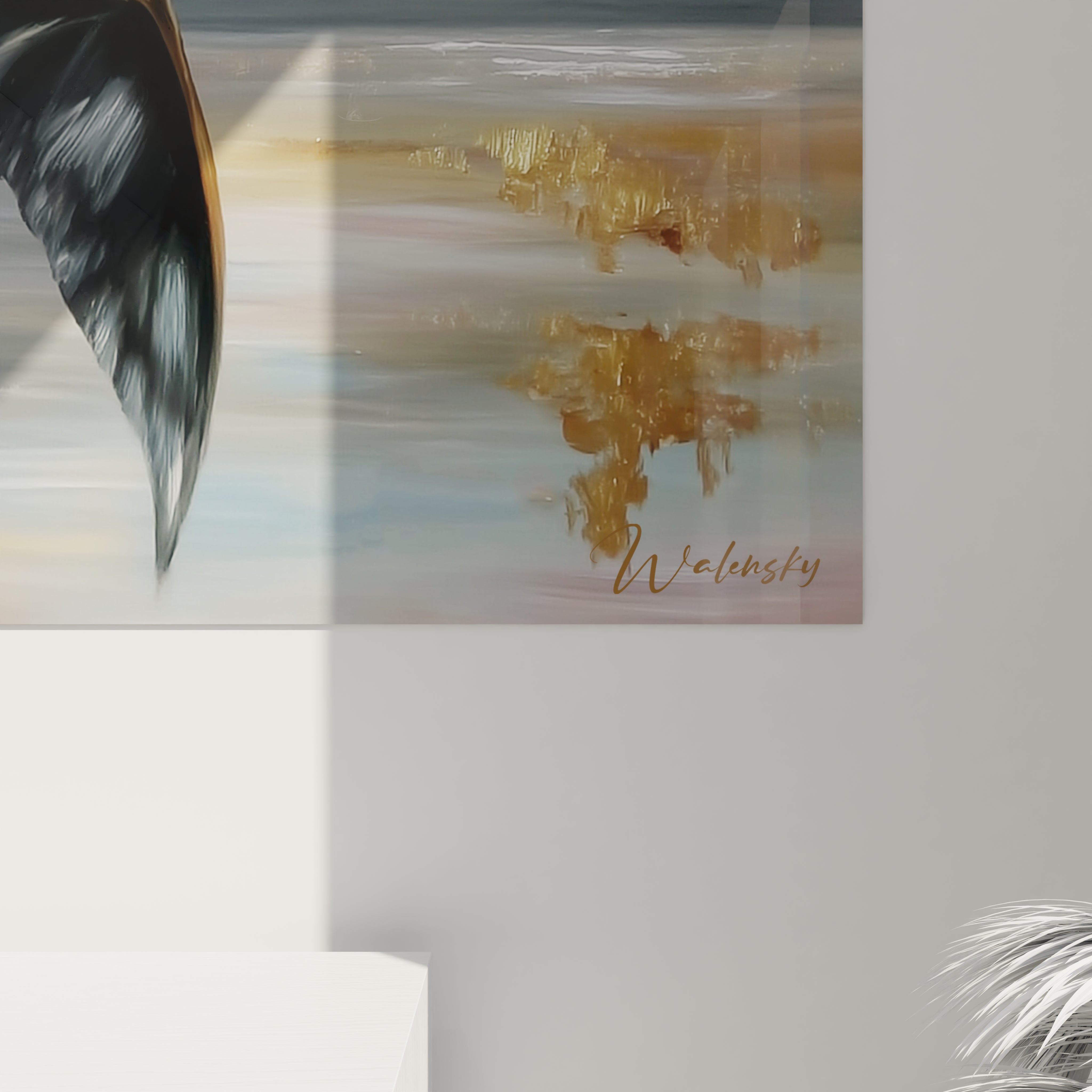 Vue ensemble tableau héron décoratif, œuvre d'art animalier aux tons dorés pour intérieur moderne