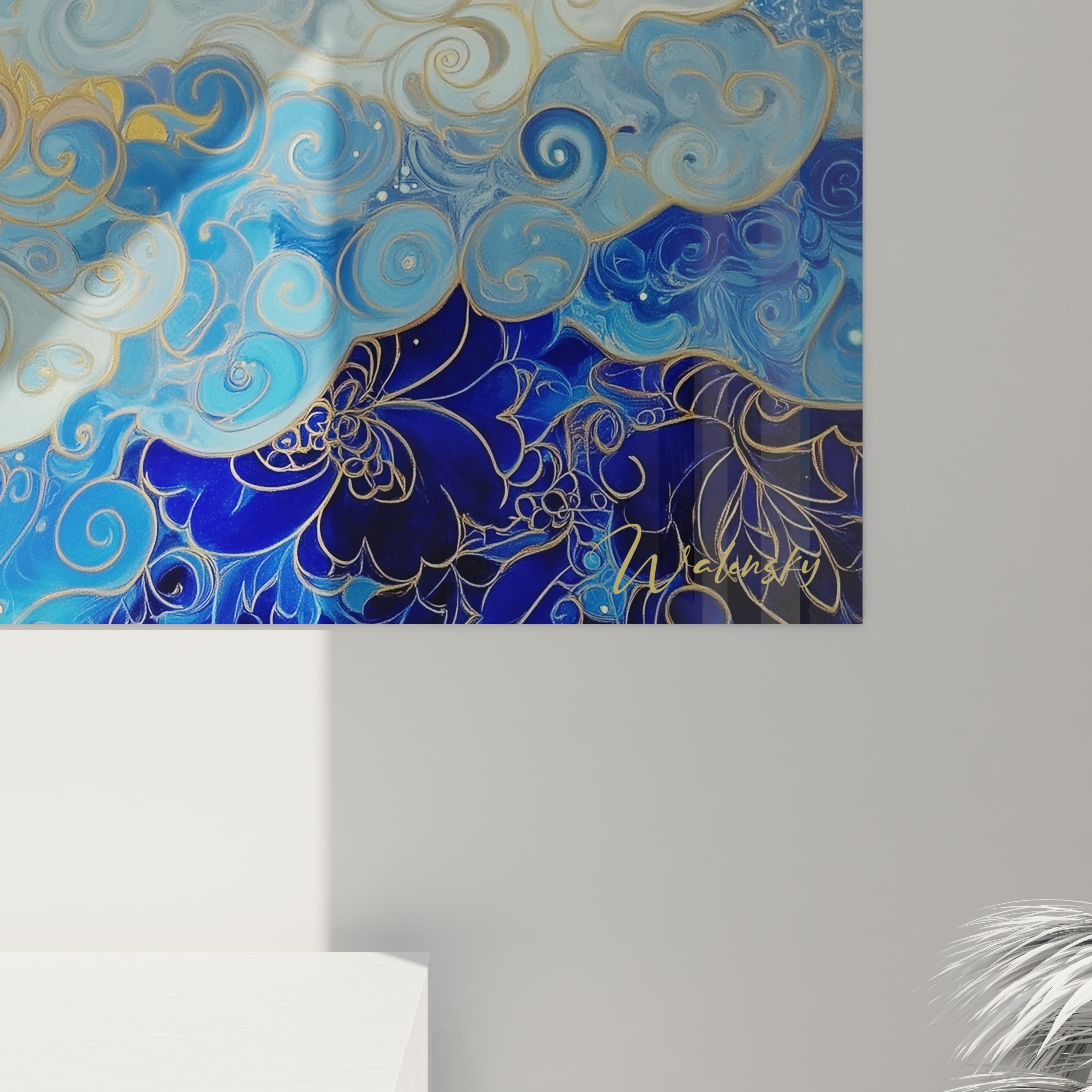 Vue ensemble tableau héron ornemental doré sur mur blanc décoration intérieure moderne