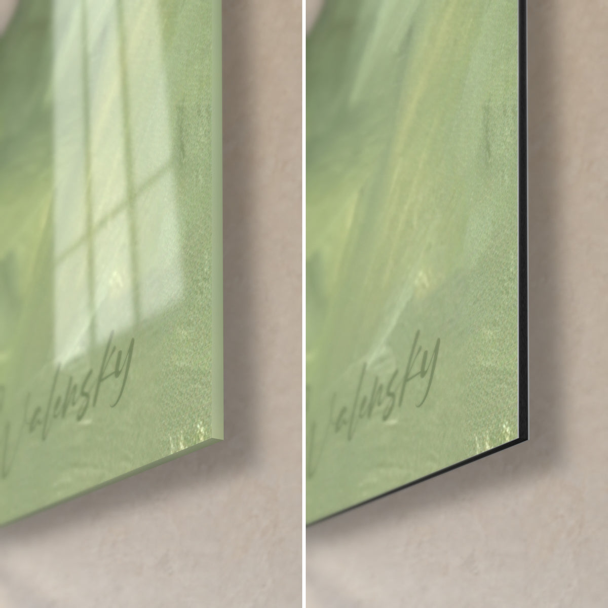Gemälde Welpe mit eingezogenen Pfoten, zartes Grün glänzend unter Acrylglas, schwarzer Rand aus mattem Dibond, untere rechte Ecke