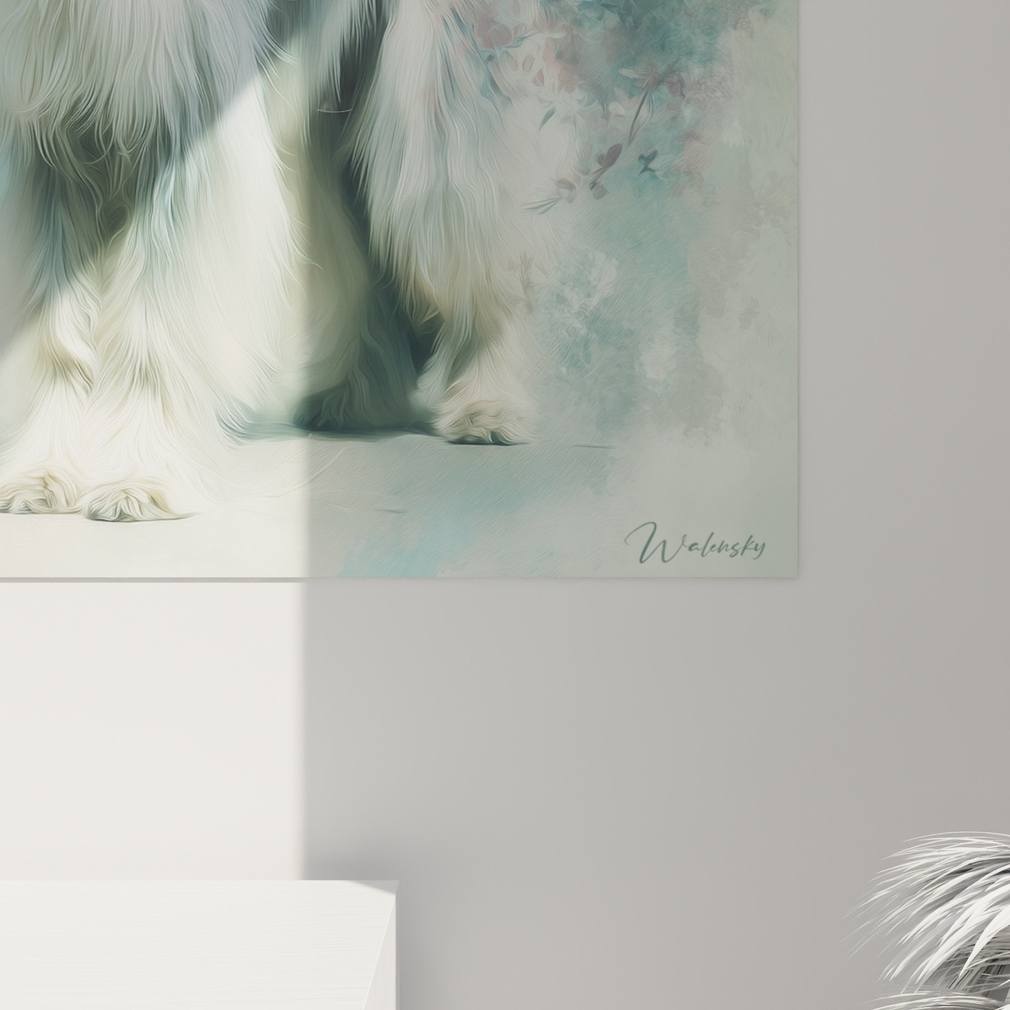 Panoramica quadro levriero afgano in interno moderno, palette azzurro acqua grigio rosa, decorazione murale