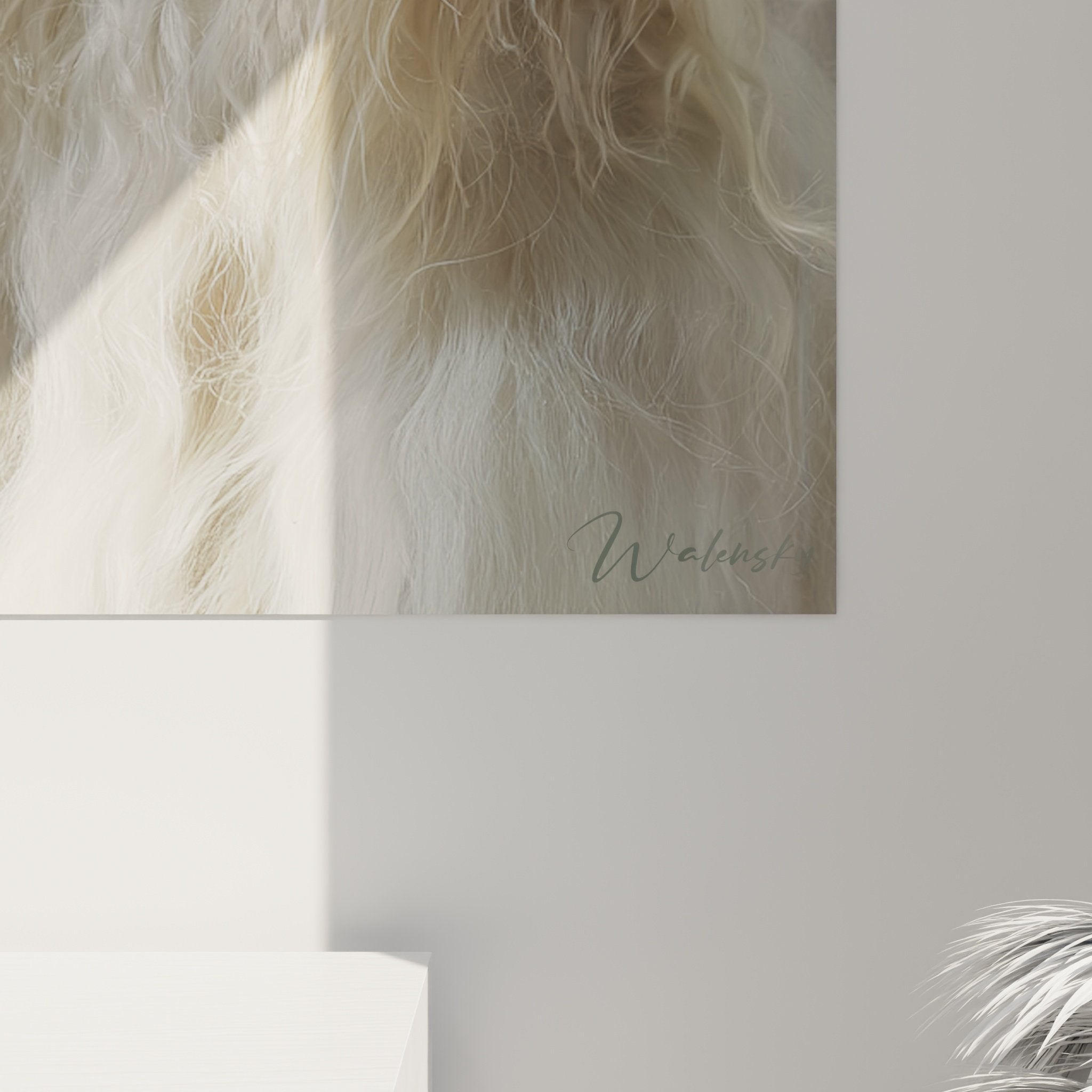 Vue d'ensemble tableau mural lévrier afghan couronné fleurs dans intérieur élégant aux tons neutres