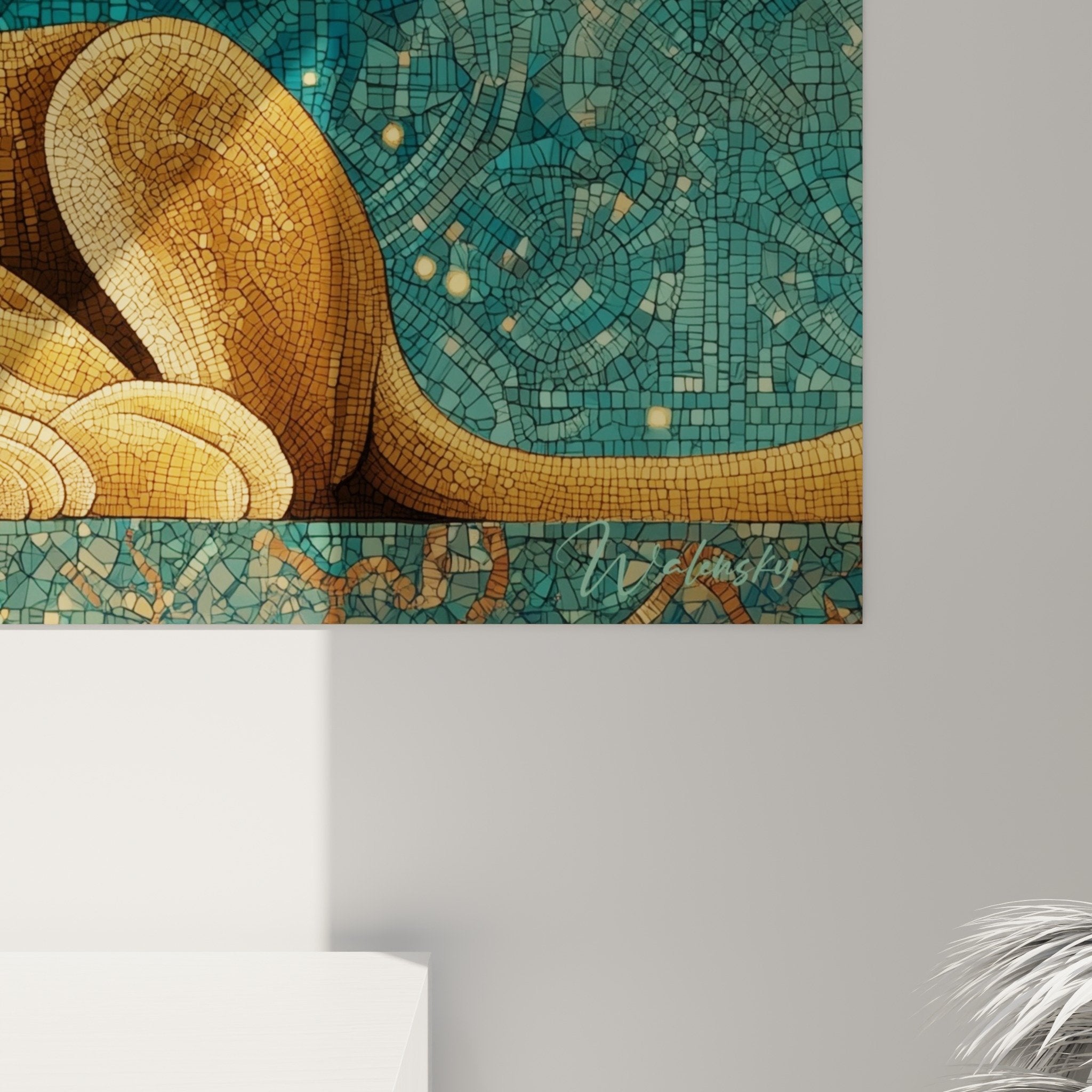 Vista generale quadro leone art déco mosaico dorato turchese in interno contemporaneo