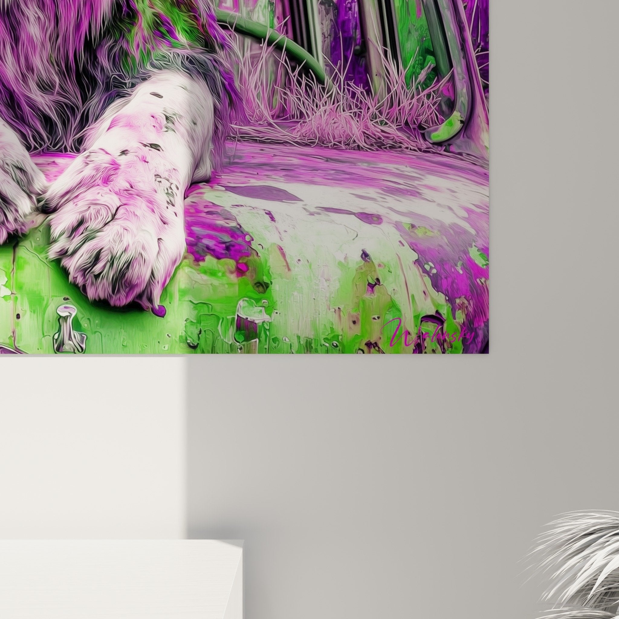 Vue d'ensemble tableau lion pop art aux teintes vives dans intérieur contemporain