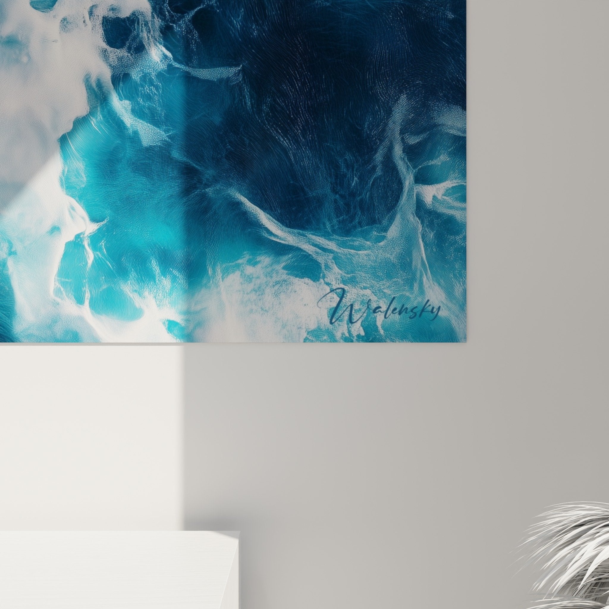 Vue d'ensemble du tableau marbre abstrait bleu et blanc dans un interieur moderne avec eclairage d'ambiance