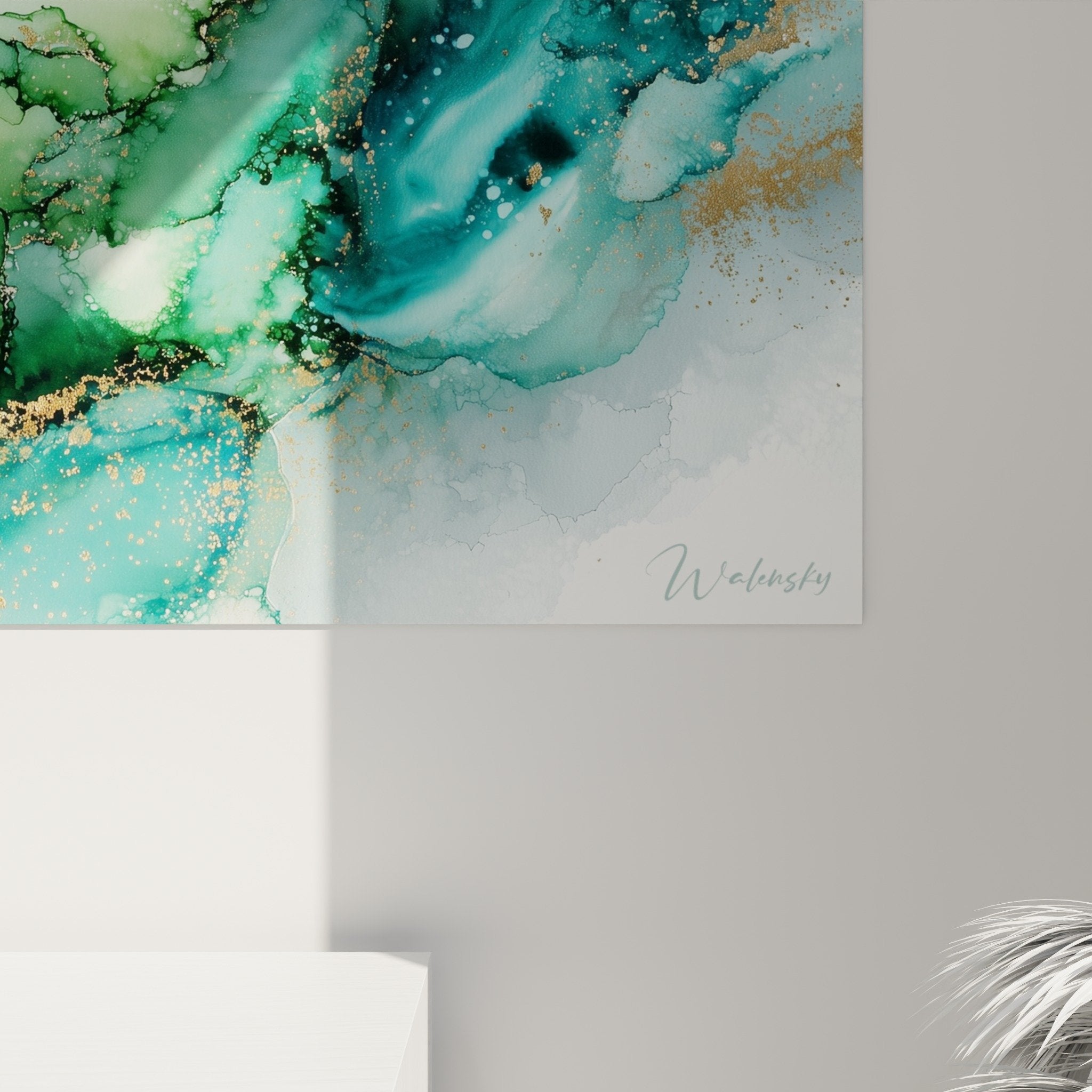 Vue d'ensemble tableau panoramique marbre abstrait turquoise doré dans intérieur contemporain élégant