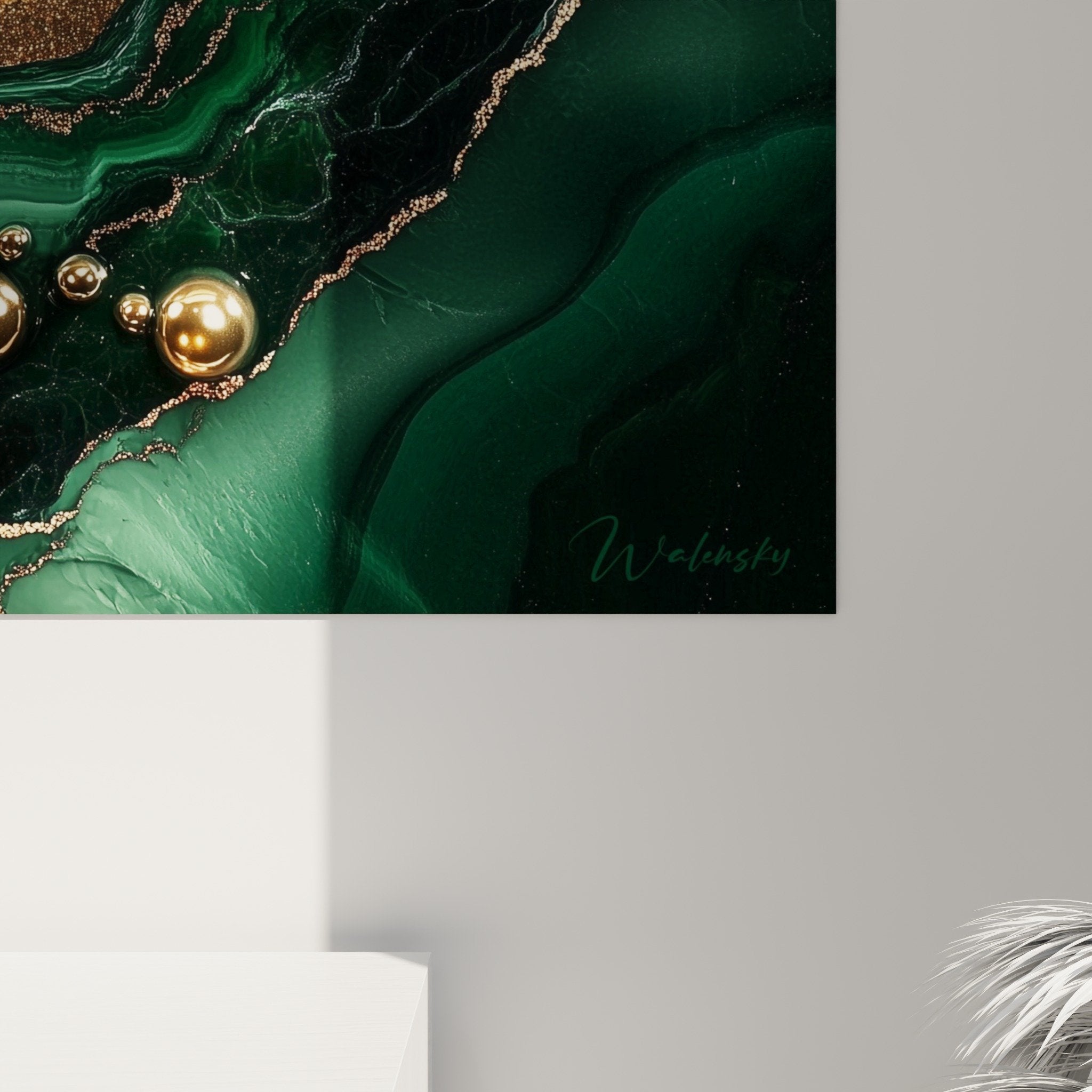Vue d'ensemble du tableau marbre abstrait présenté sur chevalet montrant toute la composition verte et dorée